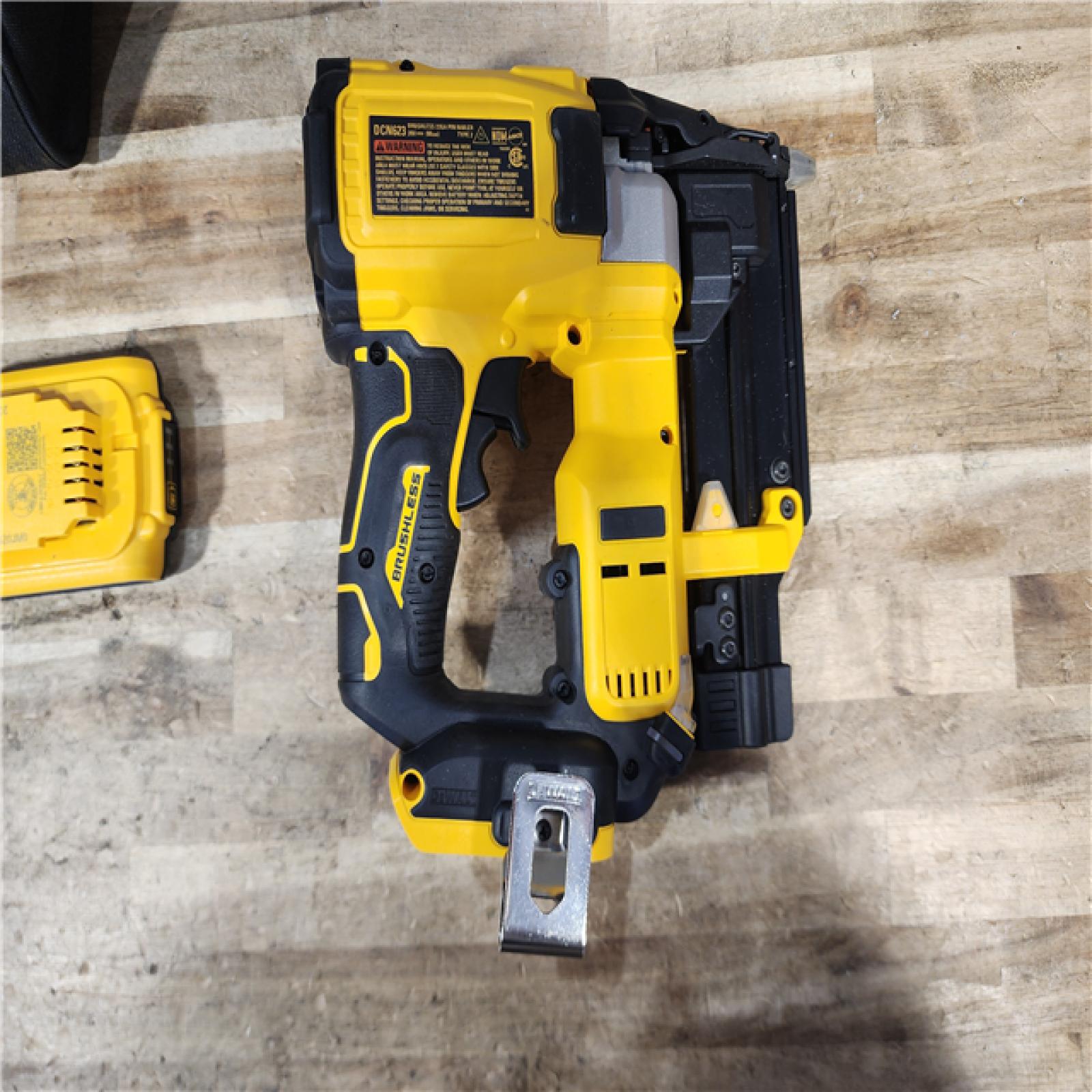 HOUSTON LOCATION - AS - IS DEWALT ATOMIC 20V MAX Lithium Ion Cordless 23 Gauge Pin Nailer Kit