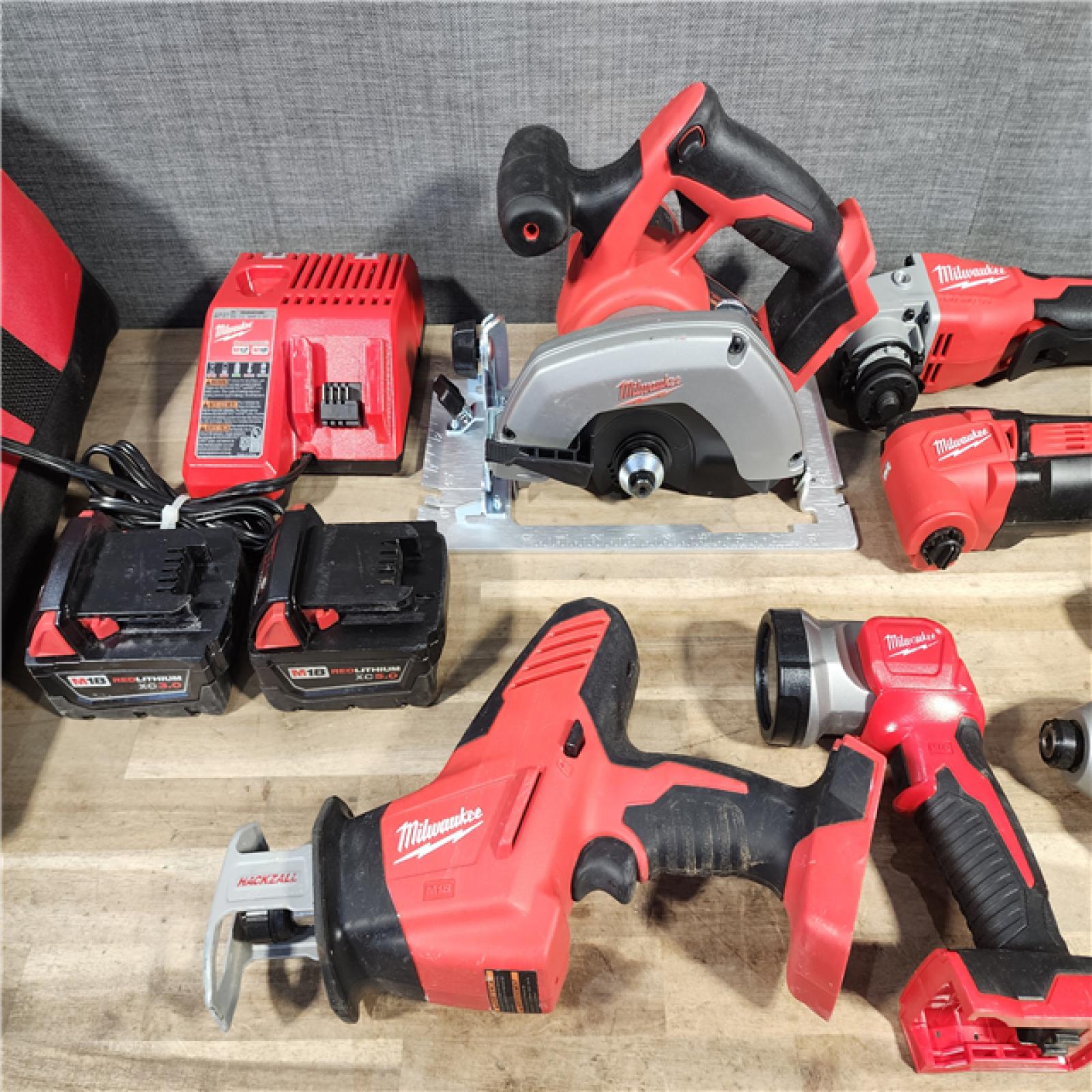 HOUSTON LOCATION - AS-IS MILWAUKEE 7 TOOL COMBO KIT W/ (2) BATTERY & CHARGER