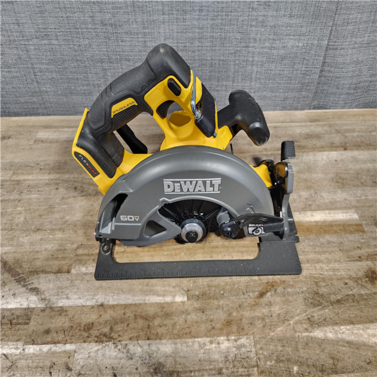 HOUSTON LOCATION - AS-IS DEWALT FLEXVOLT 60V MAX Cordless Brushless 7-1/4 in. Circular Saw with Brake (Tool Only)
