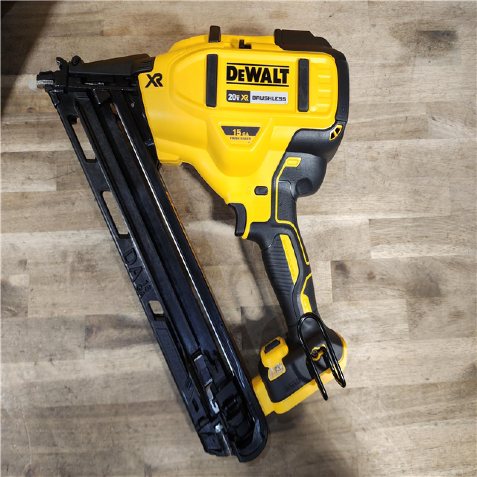 HOUSTON LOCATION - AS-IS DeWalt 15 GA ANGLED FINISH NAILER KIT W/ BATTERY & CHARGER