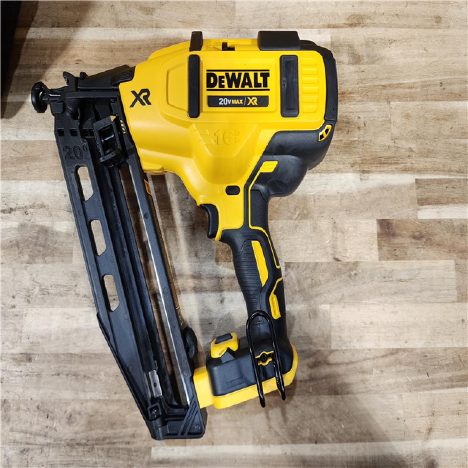 HOUSTON LOCATION - AS-IS DEWALT 20V MAX XR 16-Gauge Electric Cordless Angled Finishing Nailer Kit