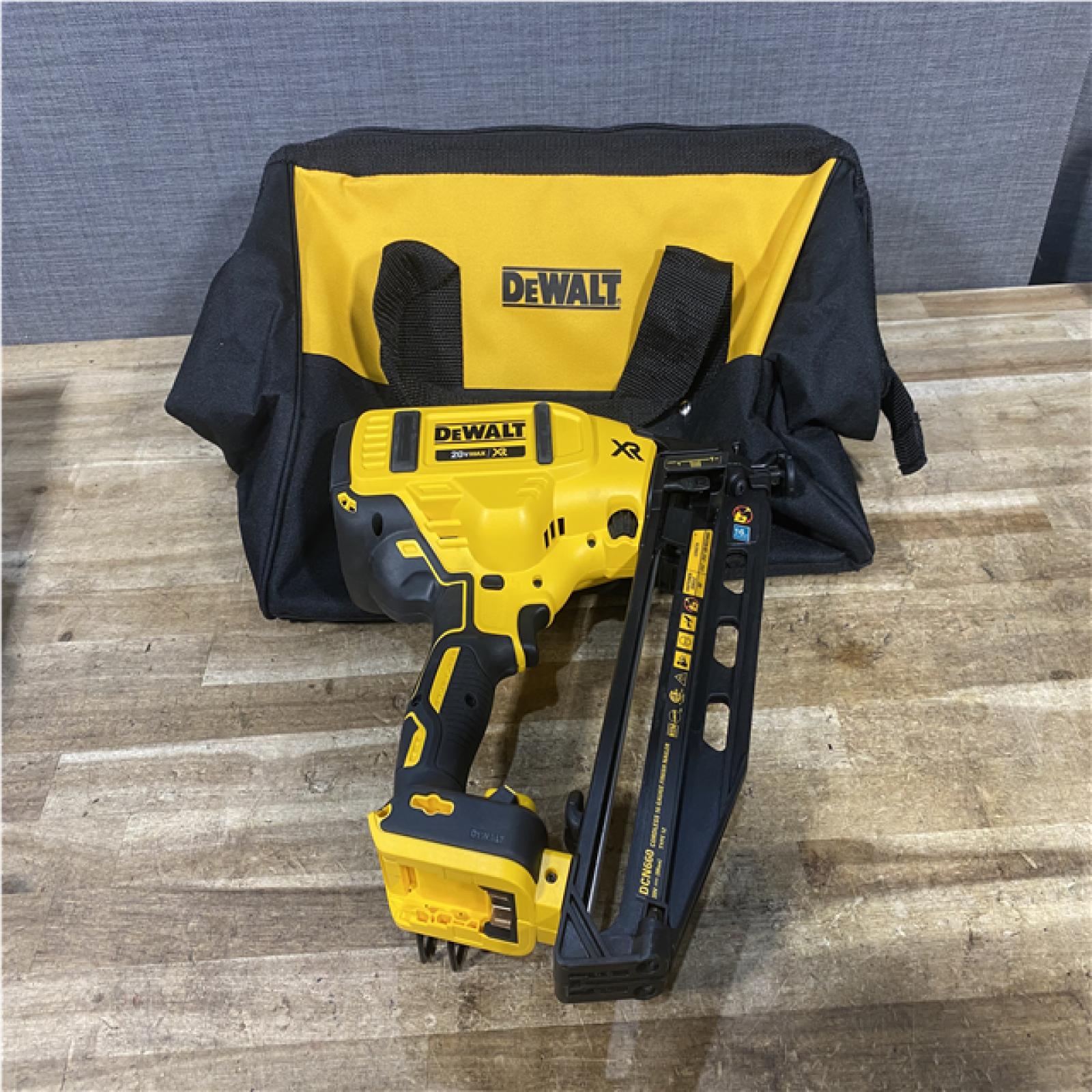 Houston Location AS-IS DEWALT 20V MAX XR 16-Gauge Electric Cordless Angled Finishing Nailer Kit