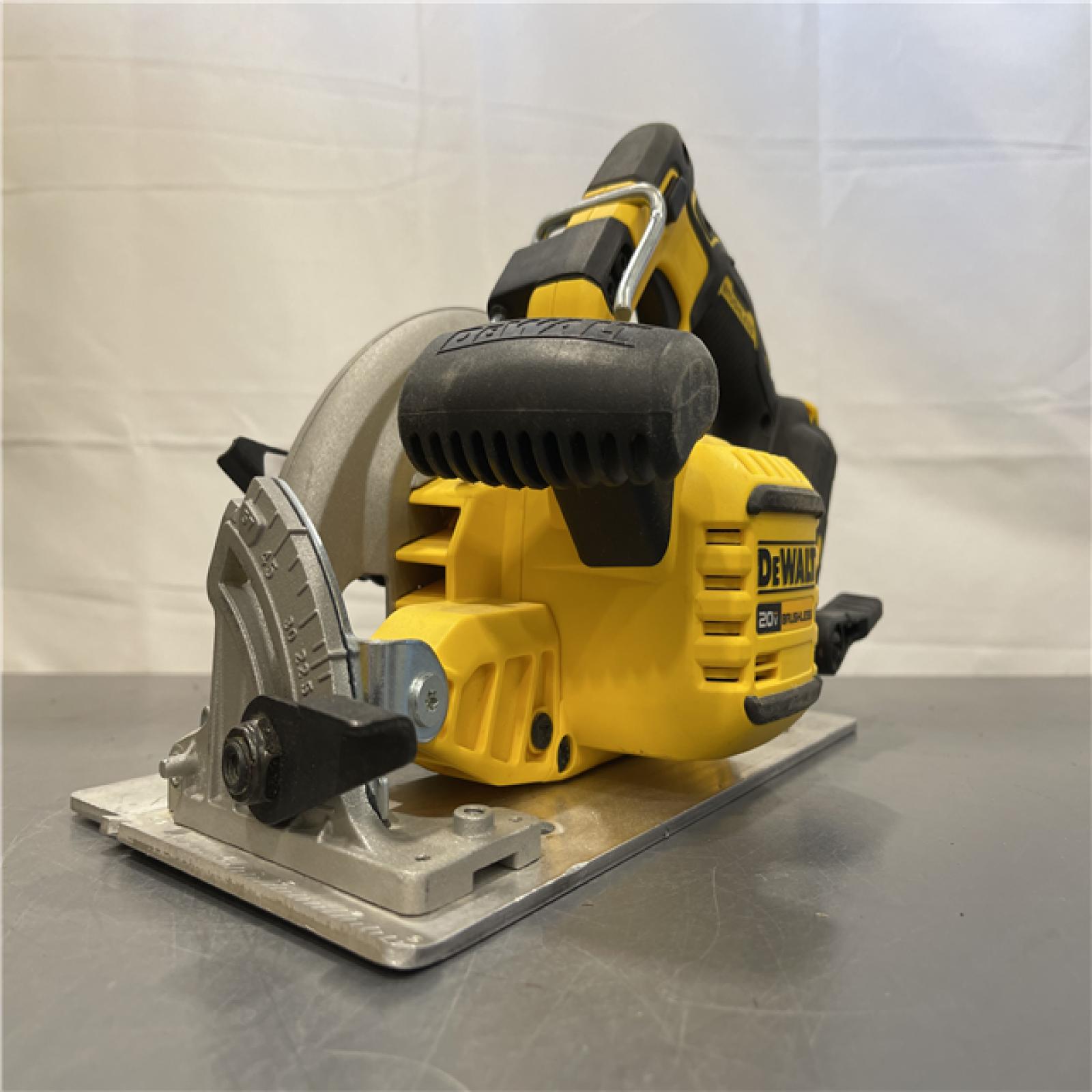 AS-IS - 20V MAX Cordless Brushless 7-1/4 in. Sidewinder Style Circular Saw with FLEXVOLT ADVANTAGE (Tool Only)