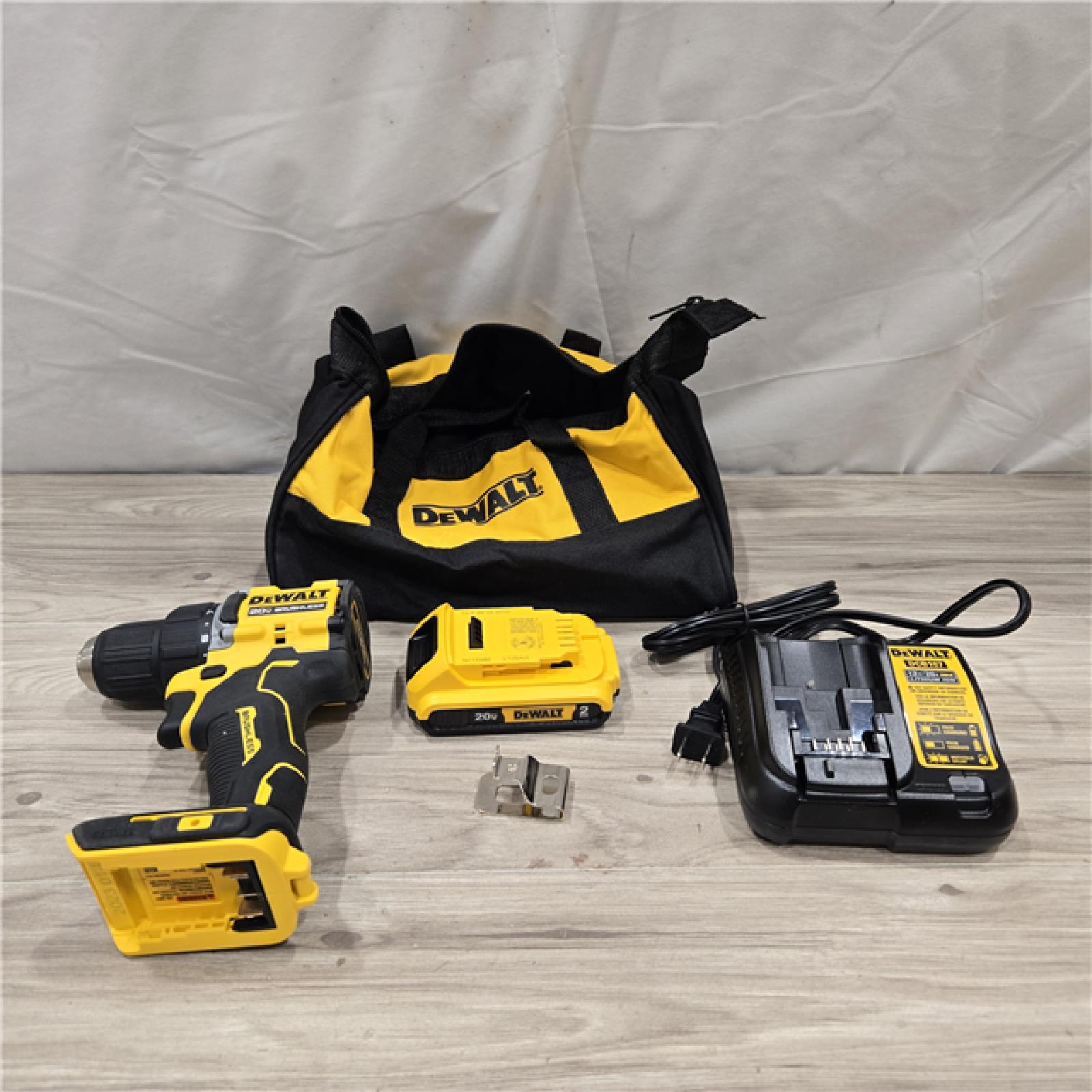 AS-IS DEWALT ATOMIC COMPACT SERIES 20V MAX* Cordless 1/2 Drill/Driver Kit