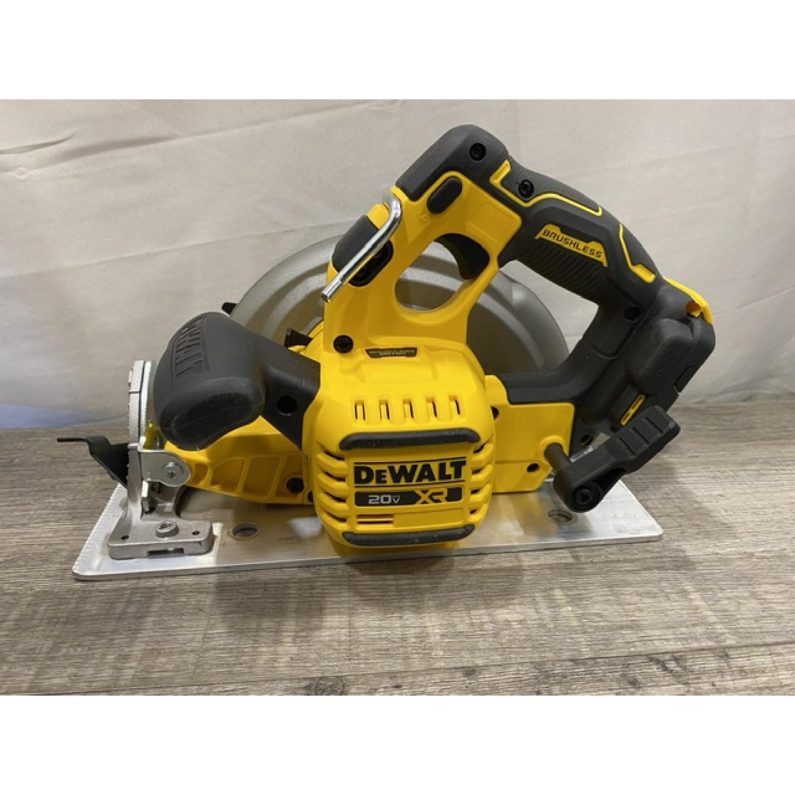 AS-IS DEWALT 20-Volt MAX 7-1/4 in. Cordless Circular Saw (Tool Only)
