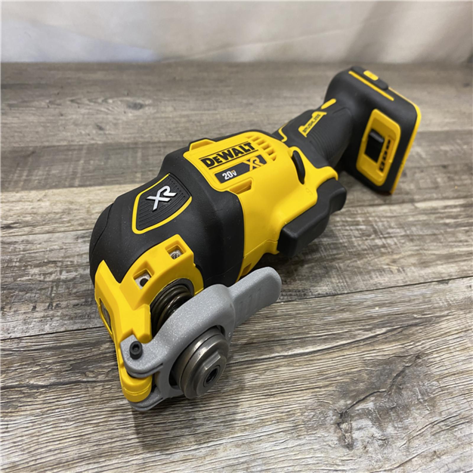 AS-IS DEWALT 20-Volt MAX XR Cordless 3-speed Brushless Oscillating Multi-Tool DCS356B (Tool-Only)