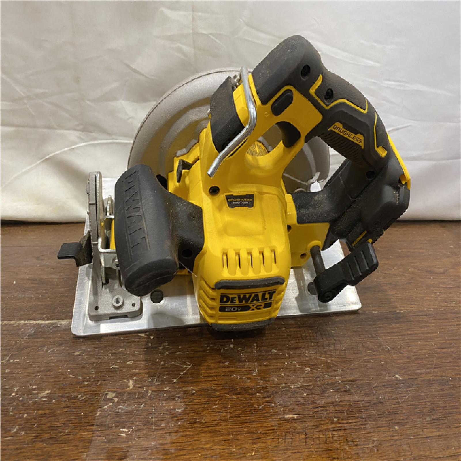 AS-IS DEWALT 20-Volt MAX 7-1/4 in. Cordless Circular Saw (Tool Only)
