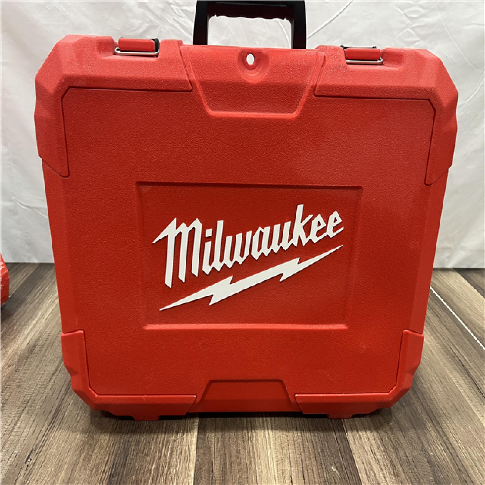 AS-IS Milwaukee-3632-21 M12 Green Beam Laser 360° 3-Plane Kit