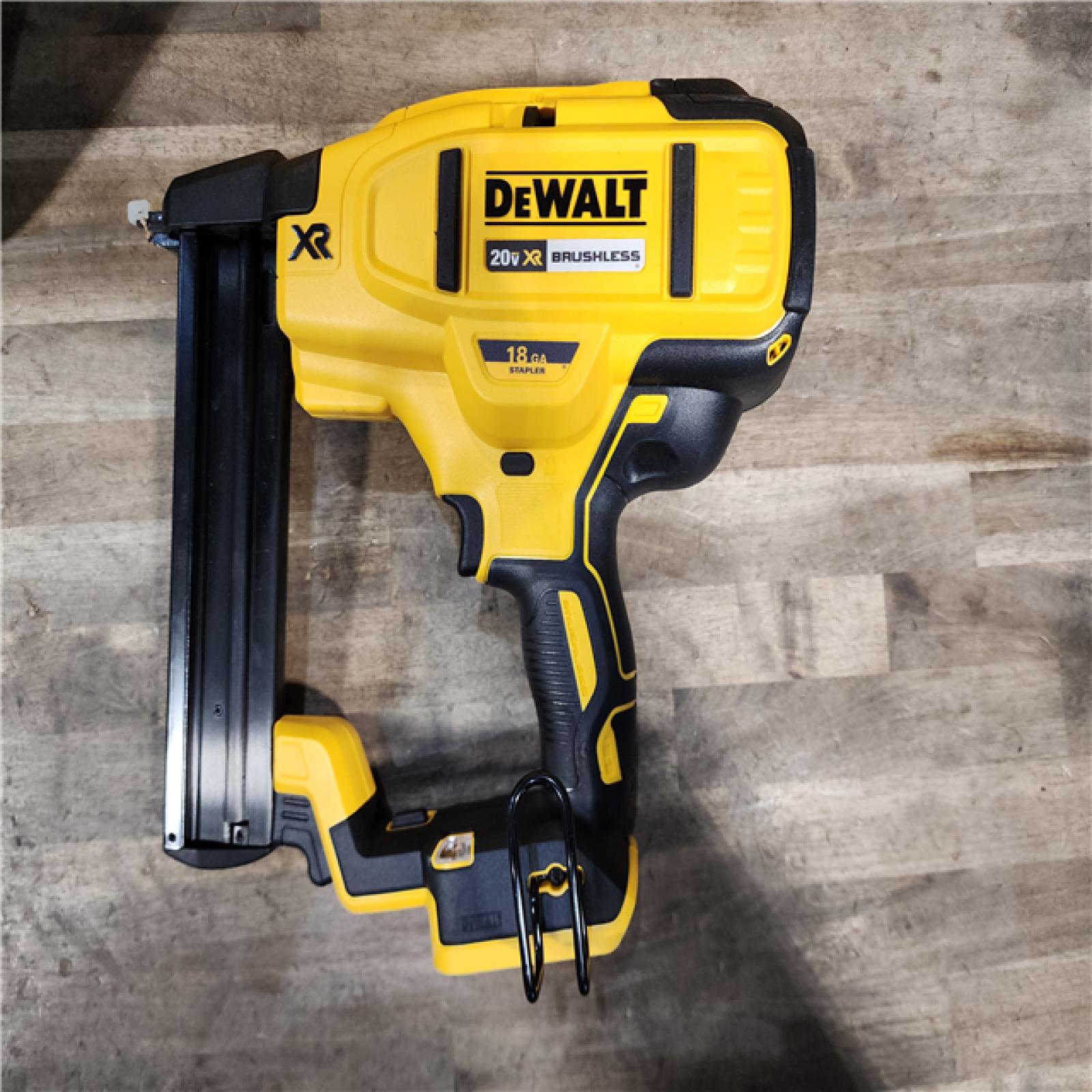 HOUSTON LOCATION - AS-IS DeWALT DCN681D1 20V MAX 18ga Cordless Brushless Narrow Crown Stapler Kit w/ BATTERY & CHARGER