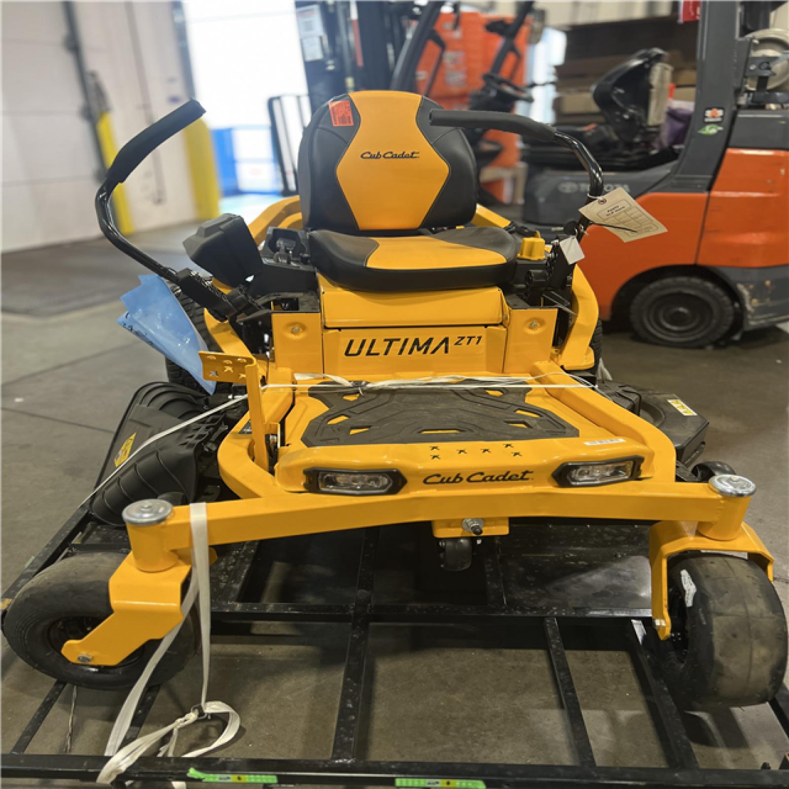 DALLAS LOCATION - CLUB CABNET ULTIMA ZT1 50 ZERO TURN MOWER
