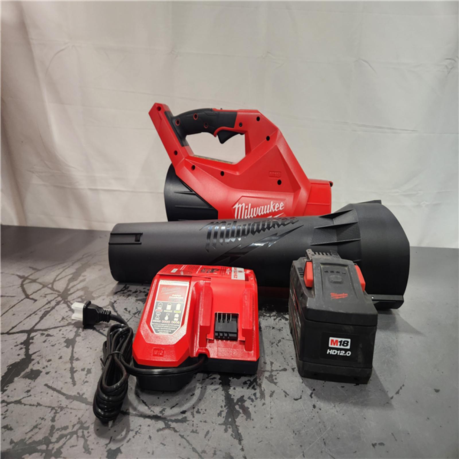 AS-IS- Milwaukee M18 FUEL 120 MPH 500 CFM 18V Brushless Cordless Battery Powered Leaf Blower Kit