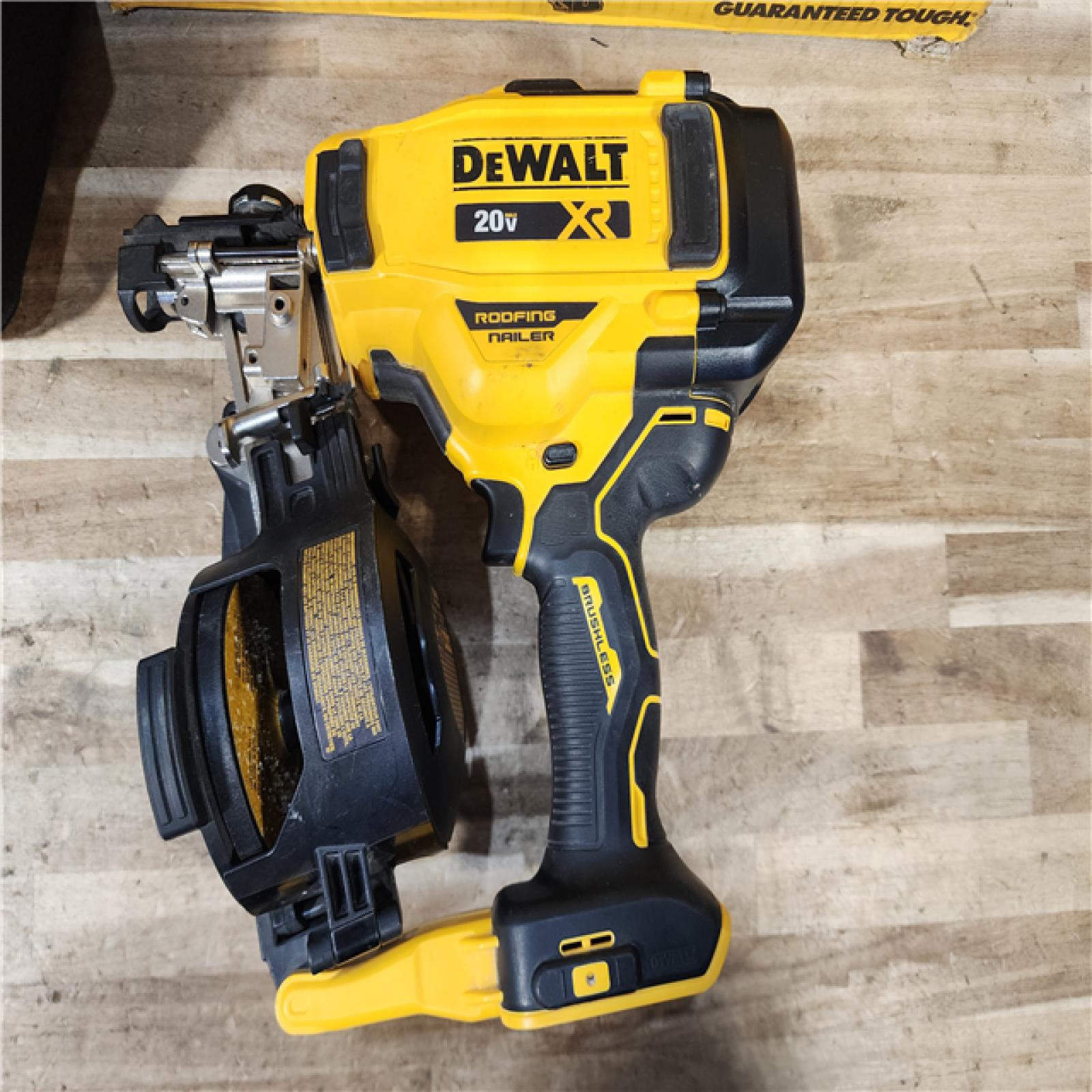 HOUSTON LOCATION - AS-IS DEWALT 20V MAX Lithium-Ion 15-Degree Electric Cordless Roofing Nailer Kit