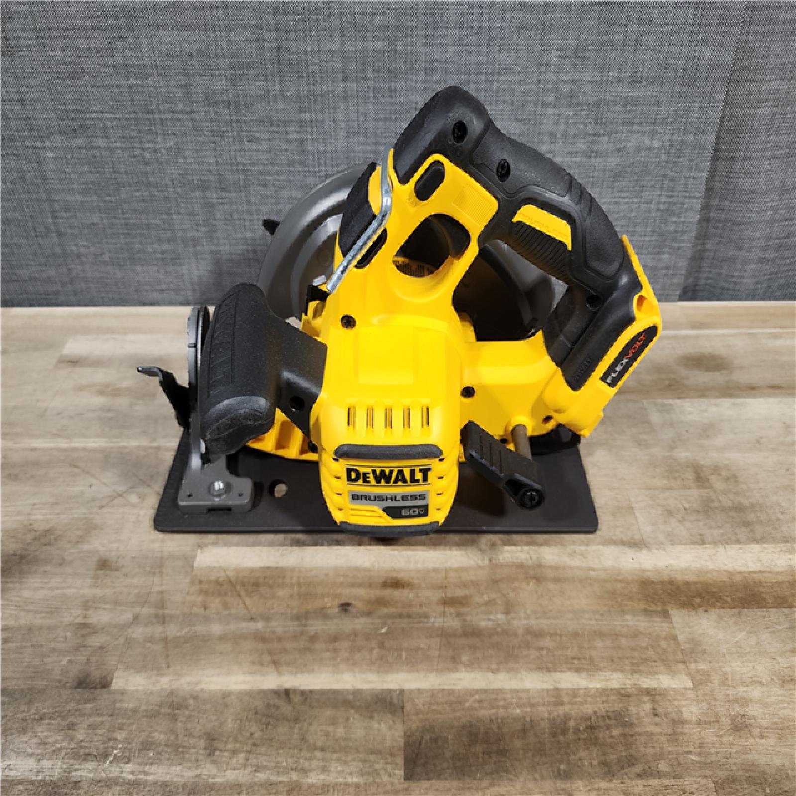 HOUSTON LOCATION - AS-IS DeWALT Flexvolt Max 7-1/4  60V Brushless Circular Saw DCS578B (Bare Tool)