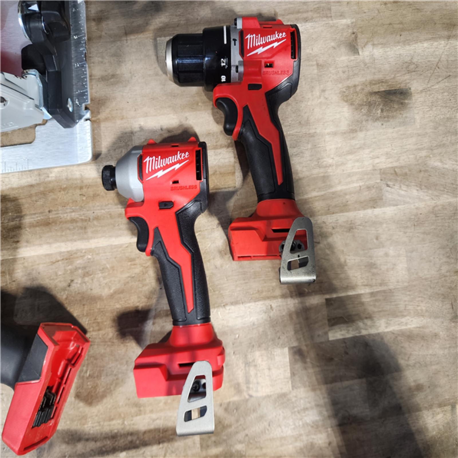 HOUSTON LOCATION - AS-IS MILWAUKEE 4 TOOL COMBO KIT W/ (2) BATTERY & CHARGER