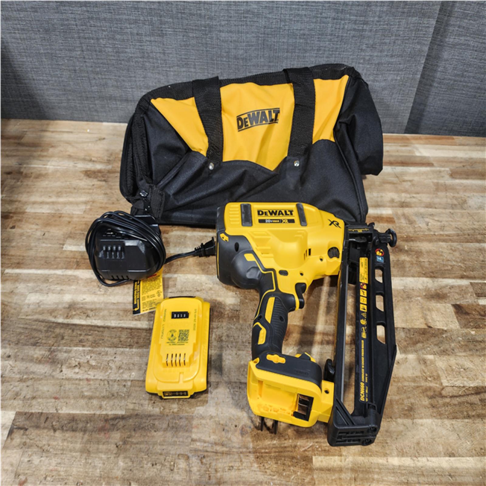 Houston Location AS-IS DEWALT 20V MAX XR 16-Gauge Electric Cordless Angled Finishing Nailer Kit