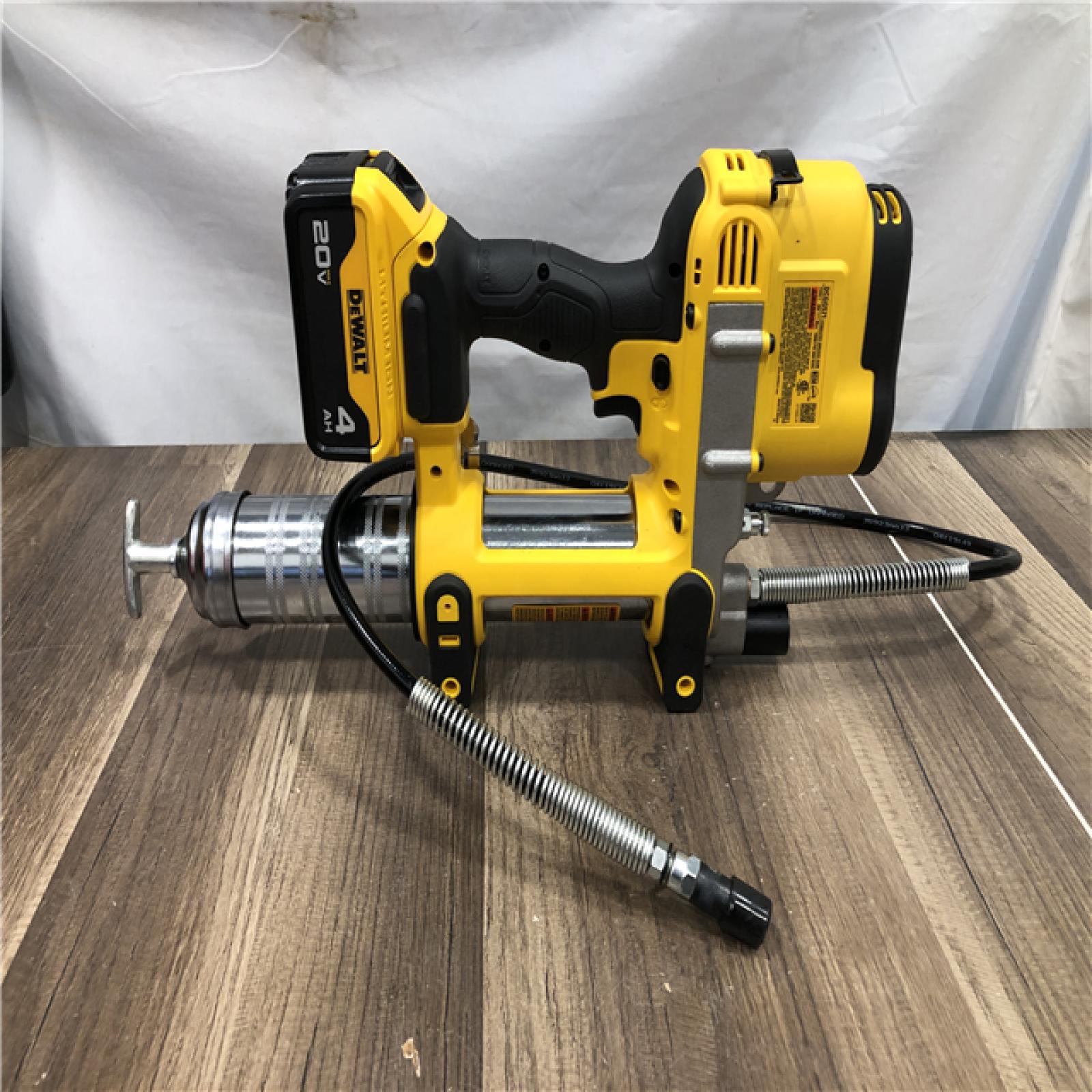 AS-IS DEWALT 20V MAX Cordless 10 000 PSI Variable Speed Grease Gun Kit