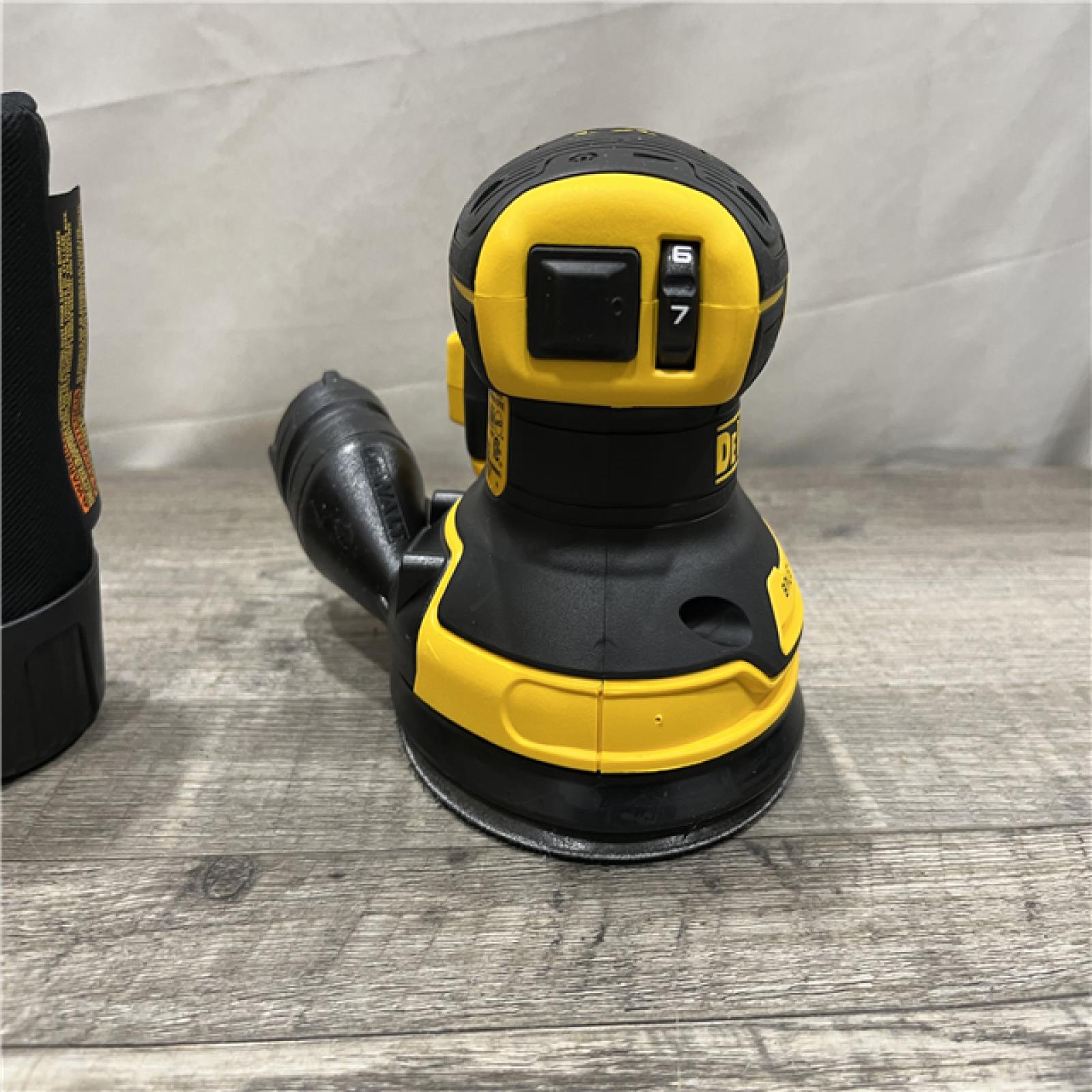 AS-IS DEWALT 20V MAX XR Cordless Brushless 5 in. Random Orbital Sander Kit