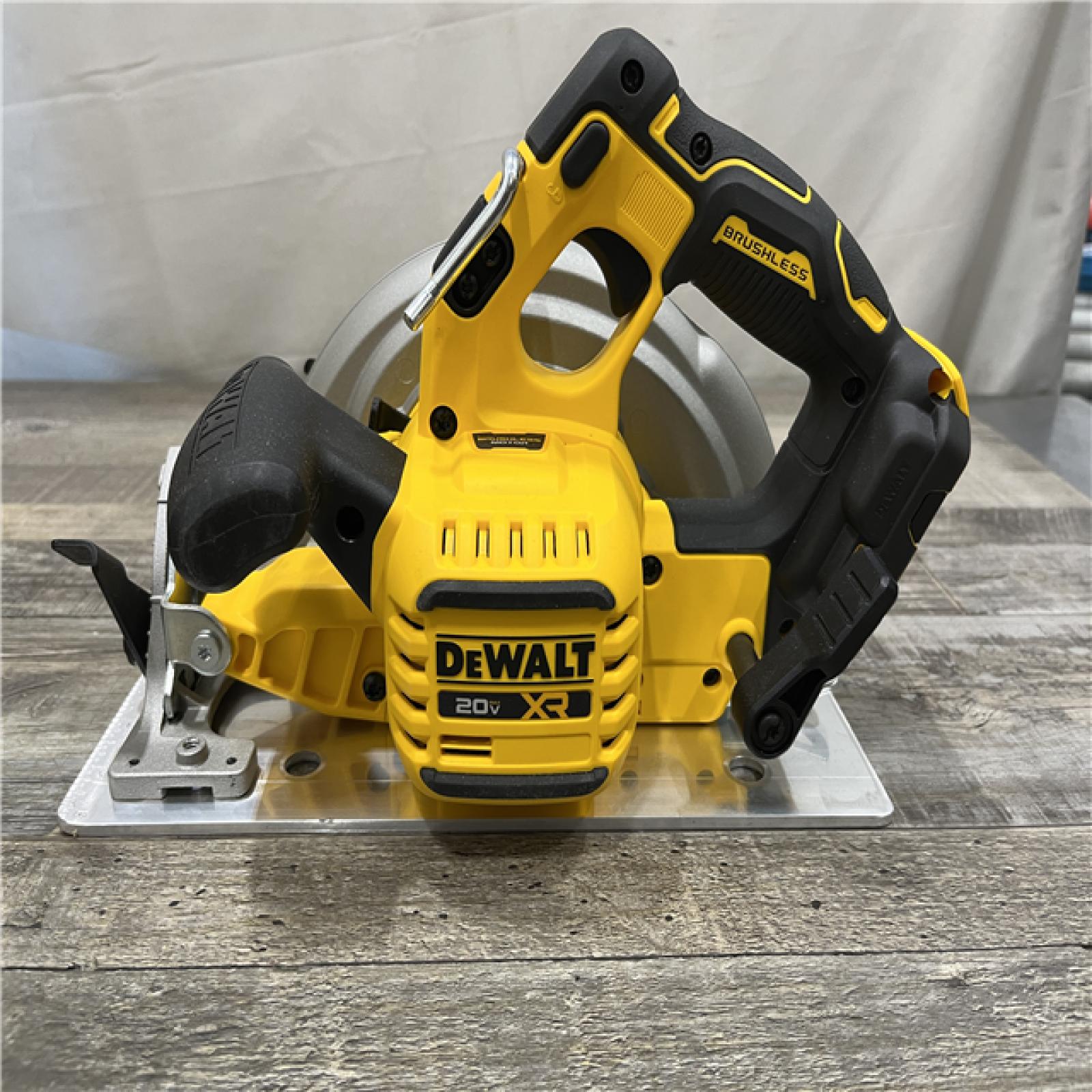 AS-IS DEWALT 20V MAX Lithium-Ion 7-1/4 in. Cordless Circular Saw Kit
