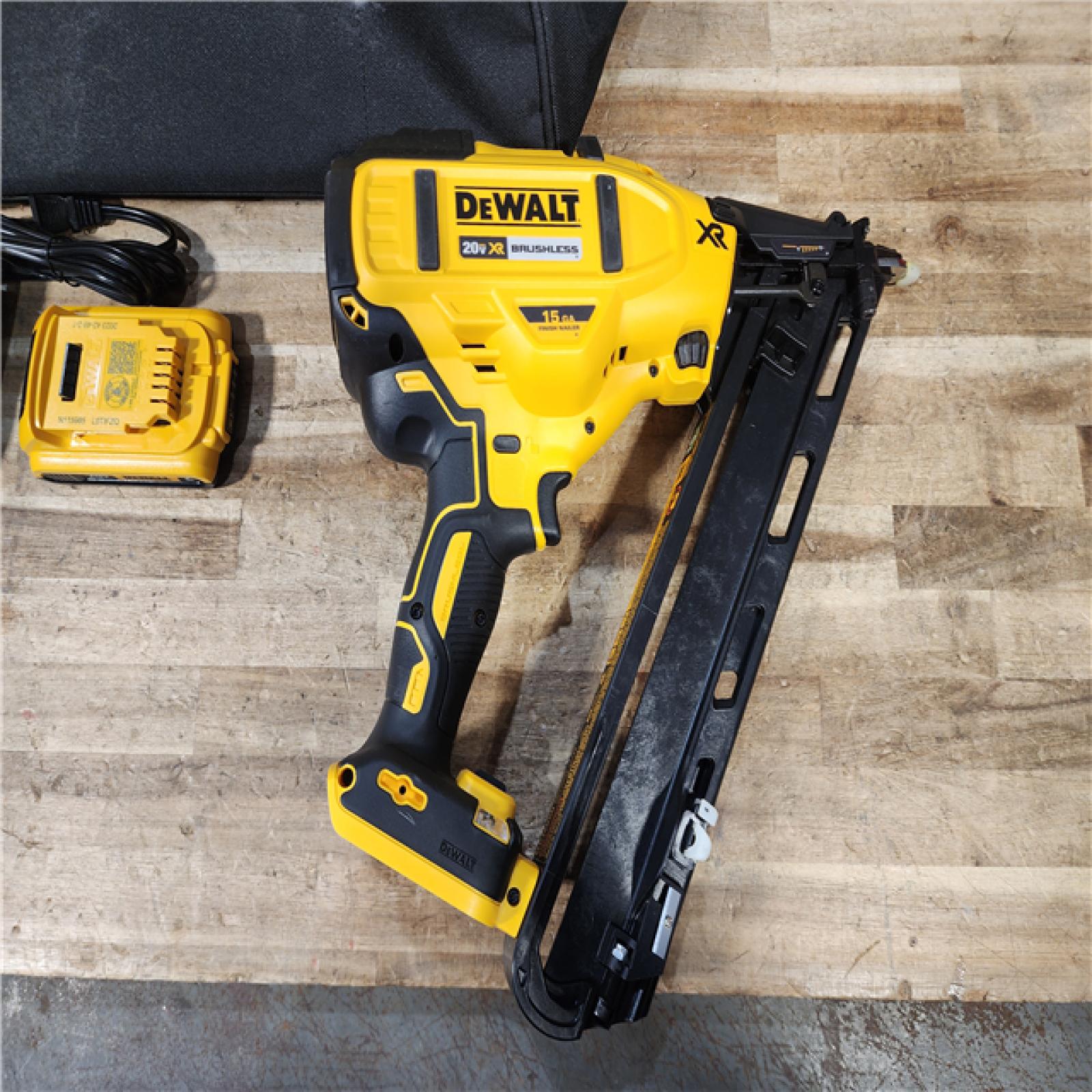 HOUSTON LOCATION - AS - IS DEWALT 20V MAX XR Lithium-Ion Cordless 2-1/2 in. 15-Gauge Finish Nailer Kit