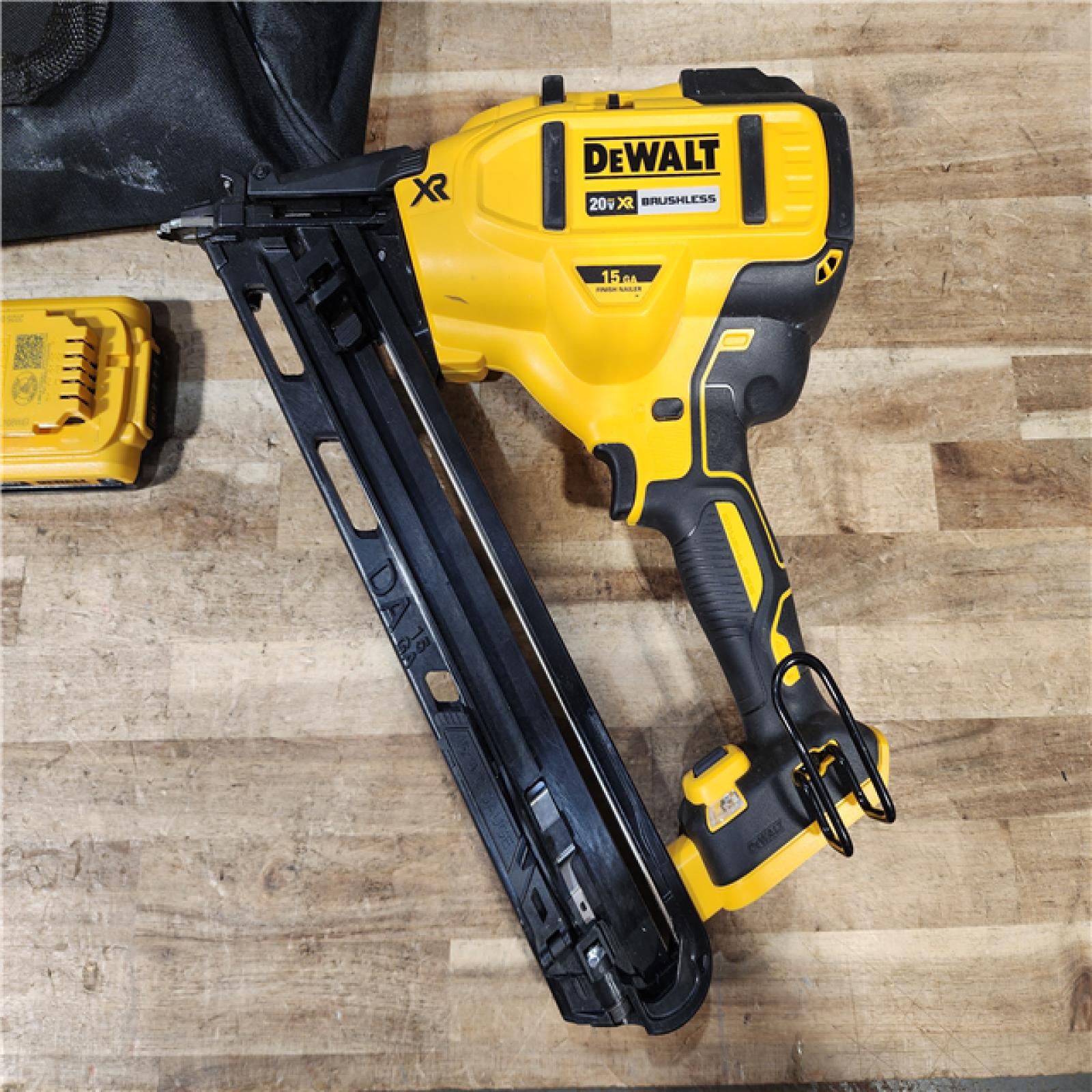 HOUSTON LOCATION - AS - IS DEWALT 20V MAX XR Lithium-Ion Cordless 2-1/2 in. 15-Gauge Finish Nailer Kit