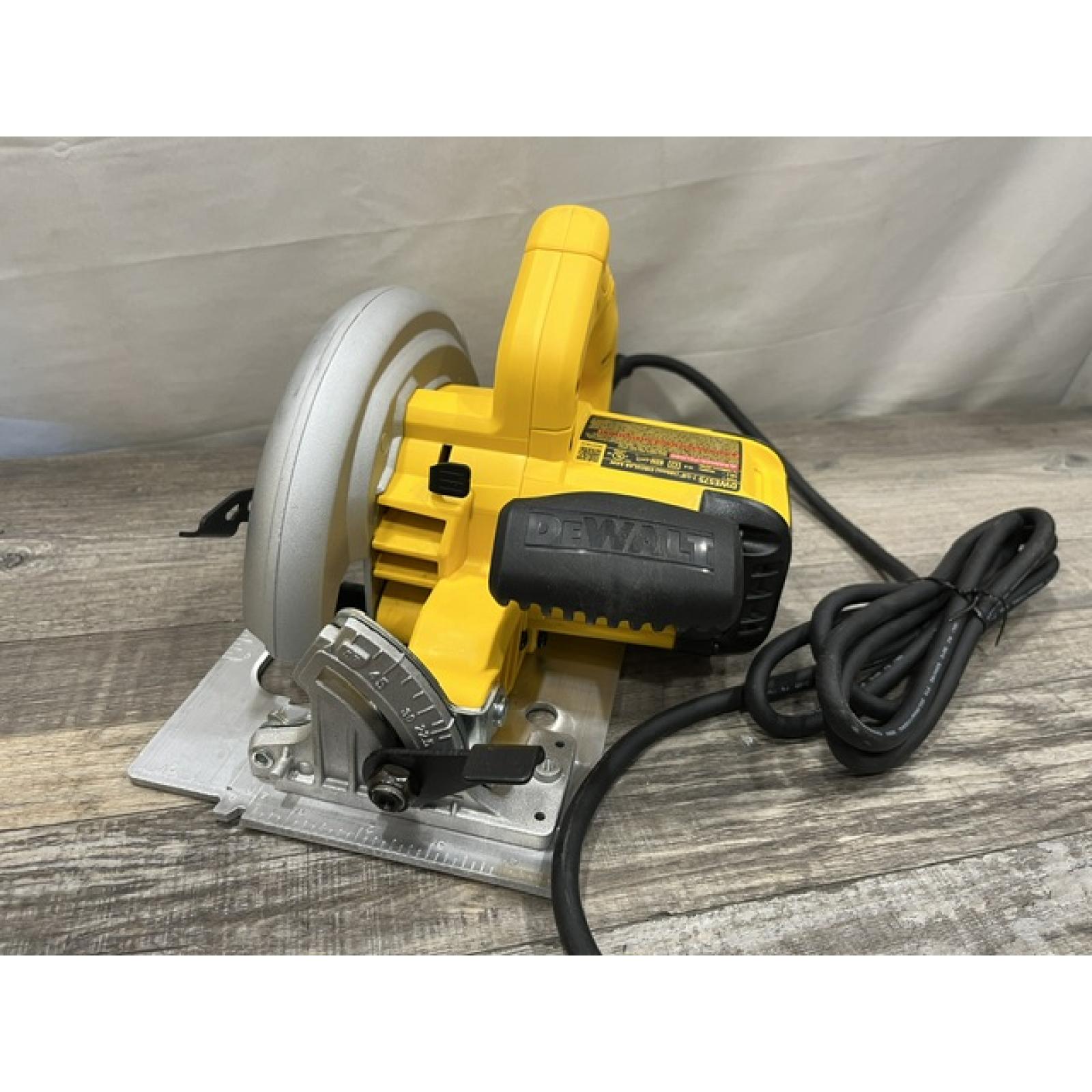 AS-IS DEWALT 15 Amp Corded 7-1/4 in. Lightweight Circular Saw