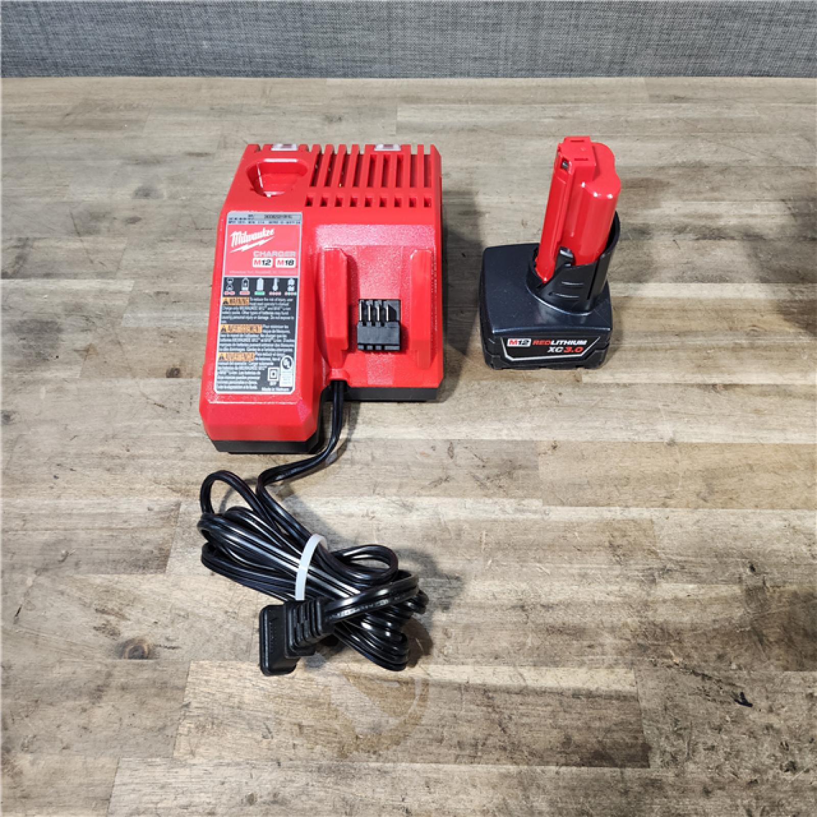 HOUSTON LOCATION - AS-IS Milwaukee Green 125 Ft. Cross Line and Plumb Points Laser Level Kit