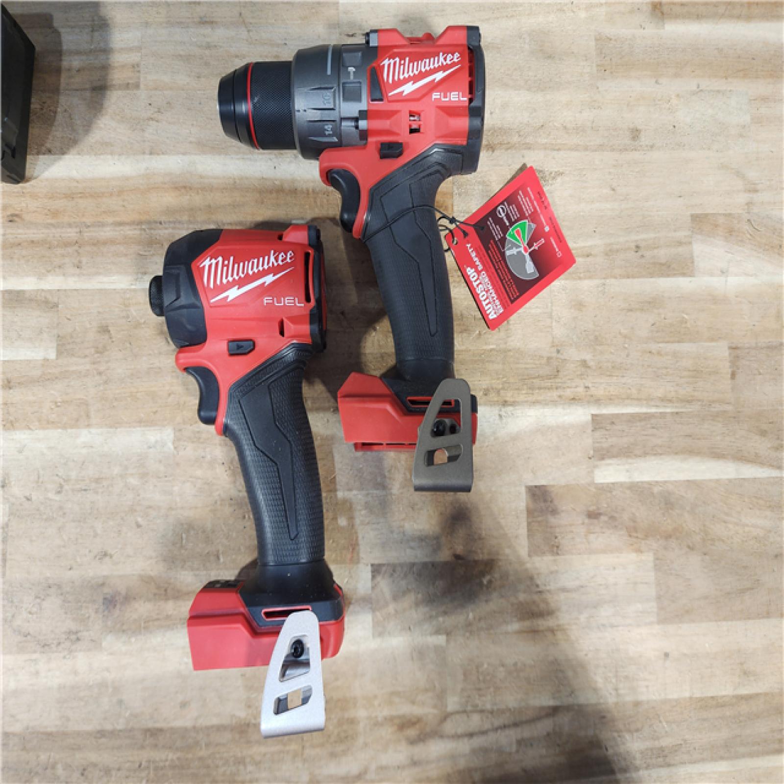 HOUSTON LOCATION - AS-IS MILWAUKEE 2 TOOL COMBO KIT W/ (2) BATTERY & CHARGER