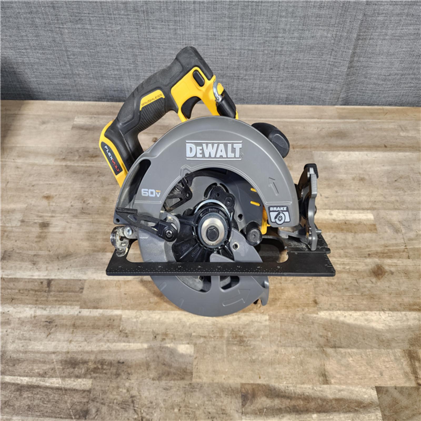 HOUSTON LOCATION - AS-IS DeWALT Flexvolt Max 7-1/4 60V Brushless Circular Saw (Tool Only)