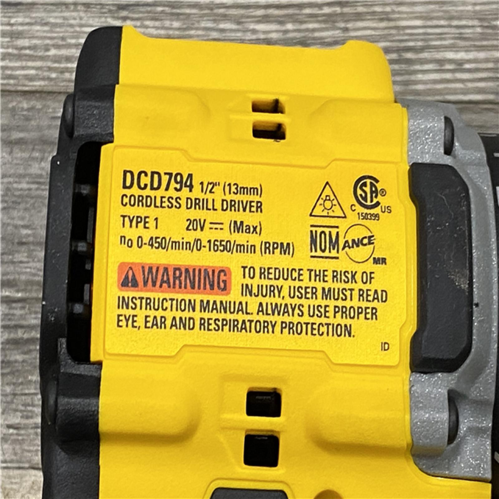 LIKE NEW - DEWALT ATOMIC 20-Volt Lithium-Ion Cordless Brushless (4-Tool) Combo Kit