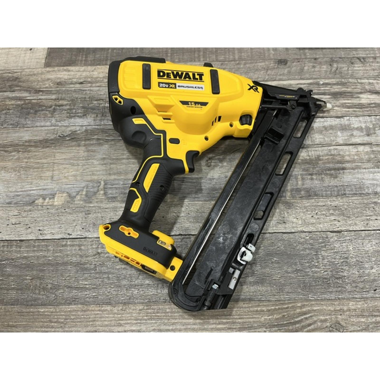 AS-IS DEWALT 20V MAX XR Lithium-Ion Cordless 2-1/2 in. 15-Gauge Finish Nailer Kit