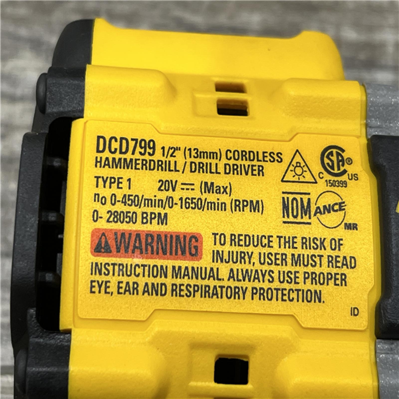LIKE NEW - DEWALT ATOMIC 20V Cordless 1/2 in. Compact Hammer Drill Kit