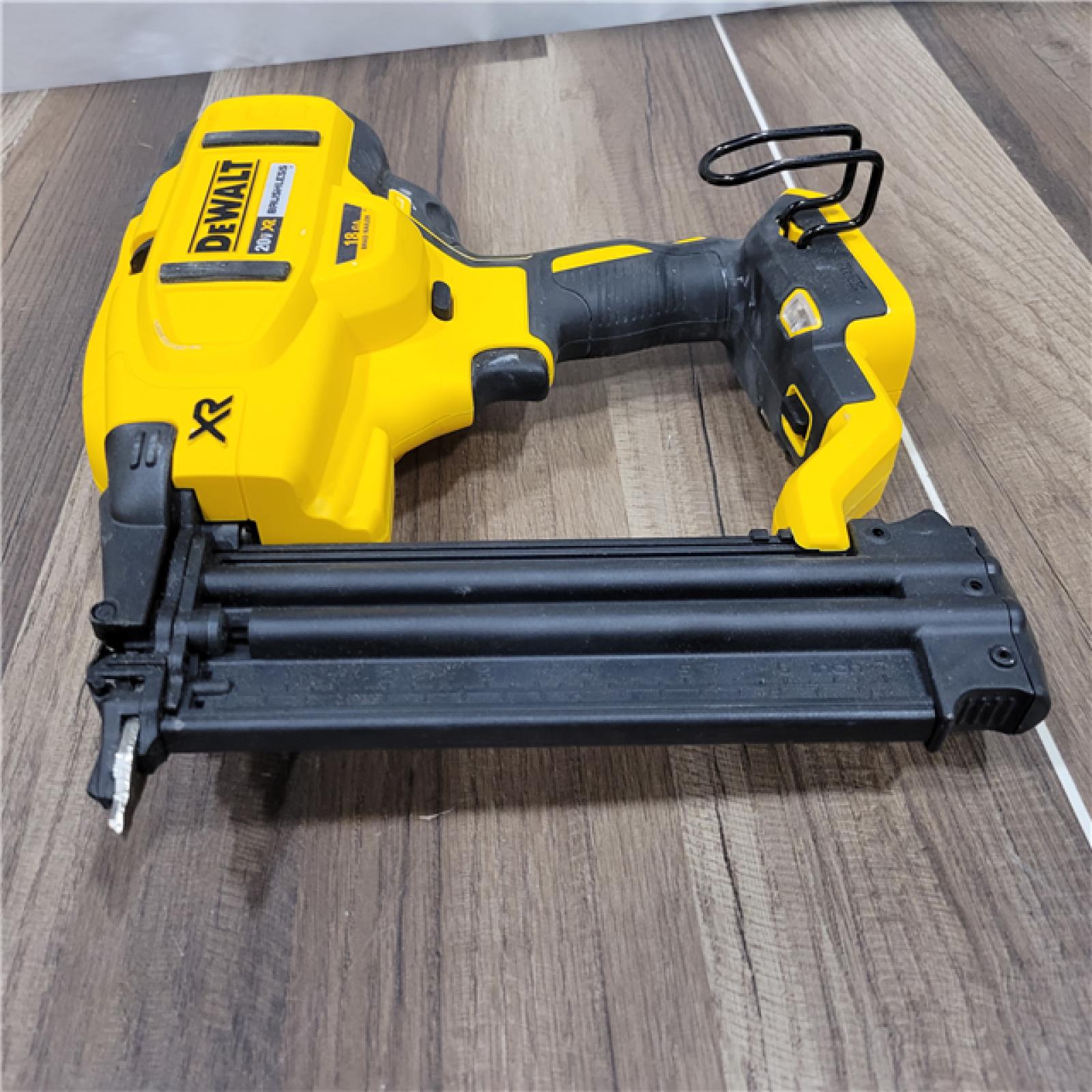 AS-IS  DEWALT 20V MAX XR 18 Gauge Brad Nailer Kit