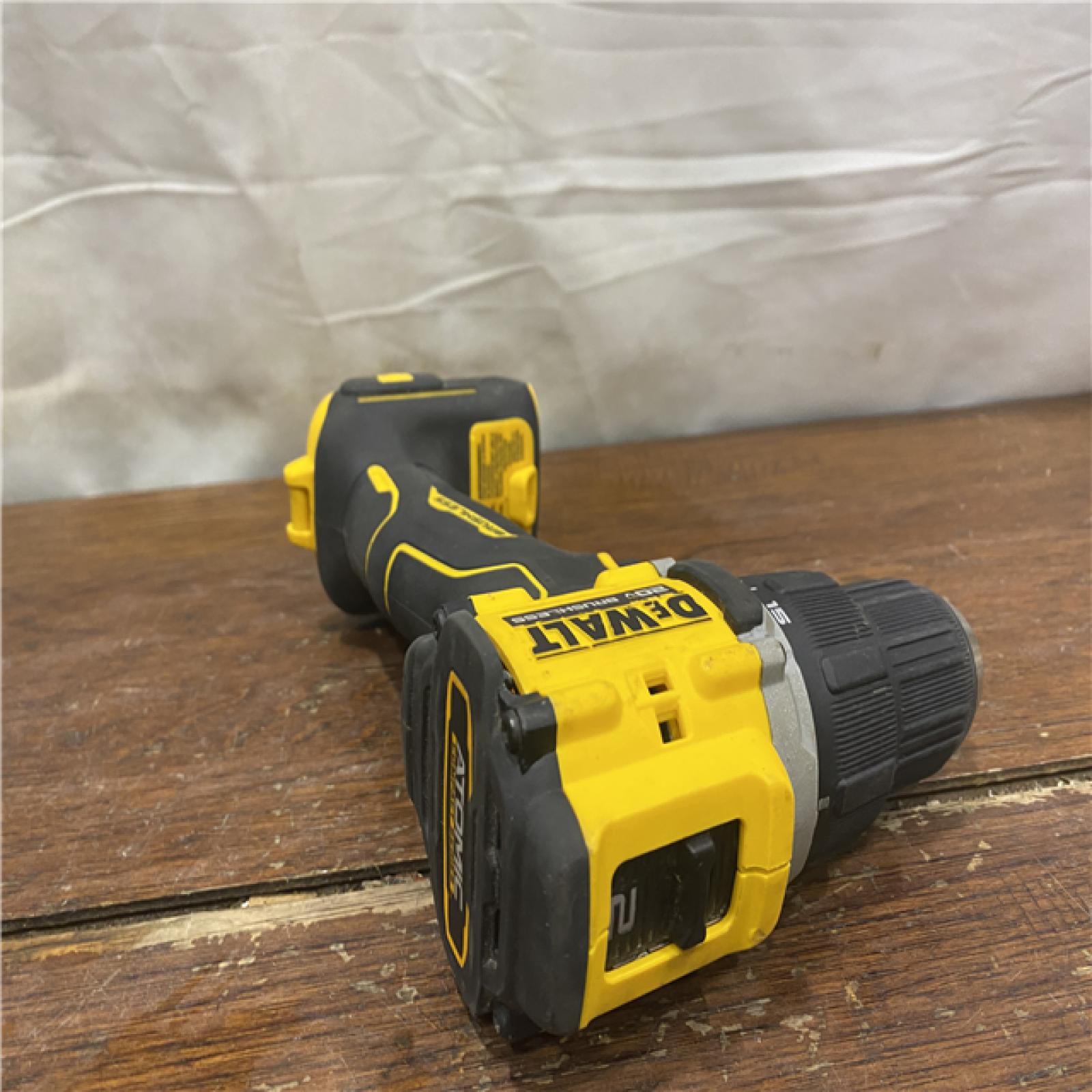 AS-IS DEWALT ATOMIC COMPACT SERIES 20V MAX* Brushless Cordless 1/2 Drill/Driver Kit