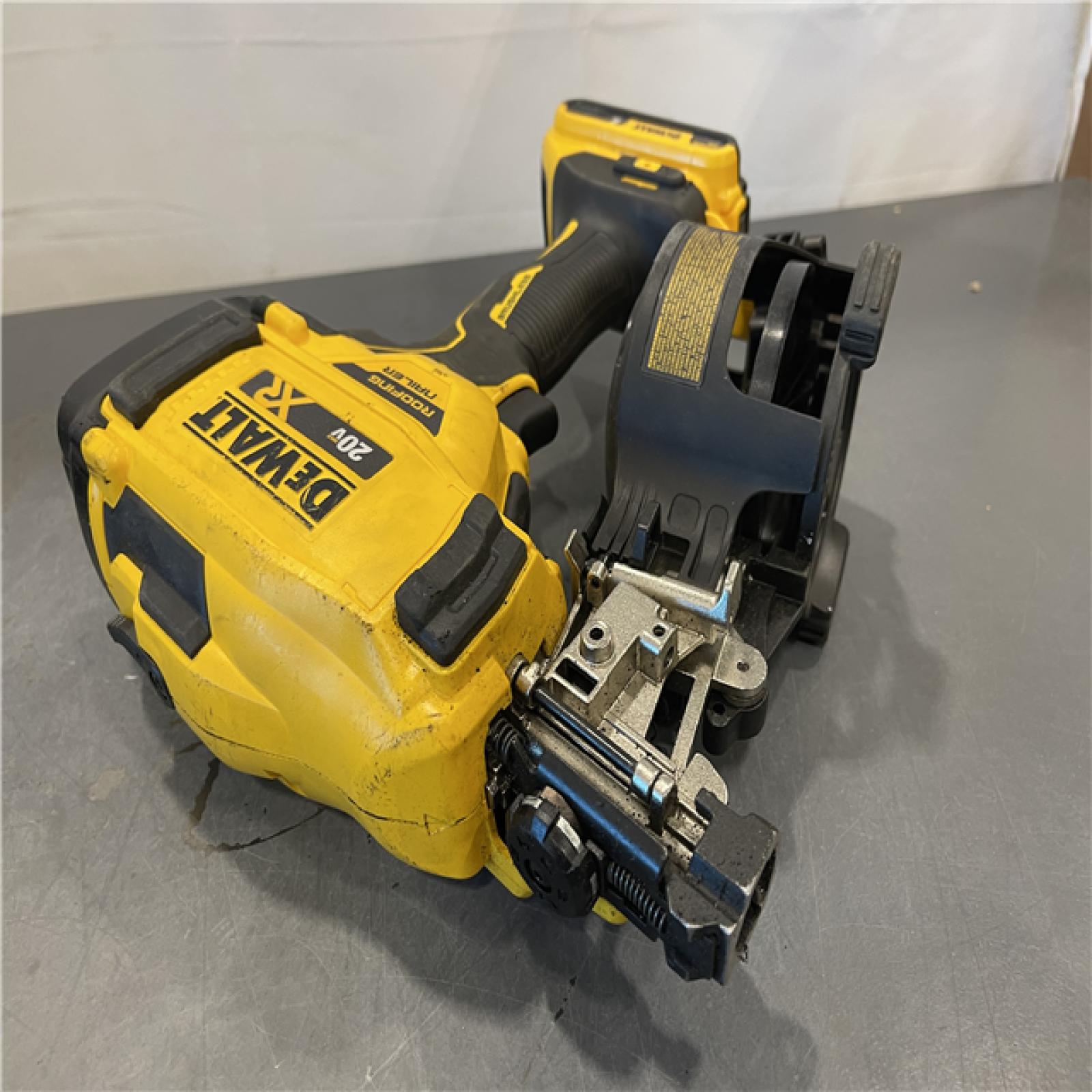 AS-IS- DEWALT 20V MAX Lithium-Ion 15-Degree Electric Cordless Roofing Nailer Kit