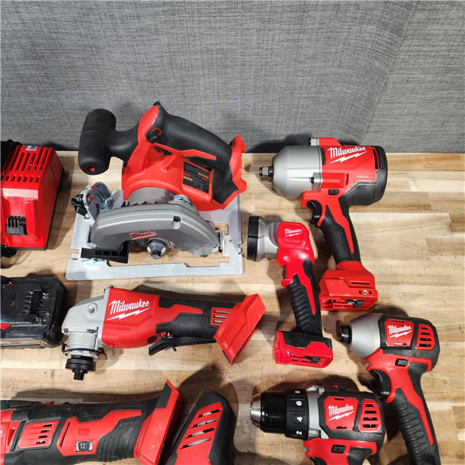 HOUSTON LOCATION - AS-IS MILWAUKEE 8 TOOL COMBO KIT W/ (2) BATTERY & CHARGER