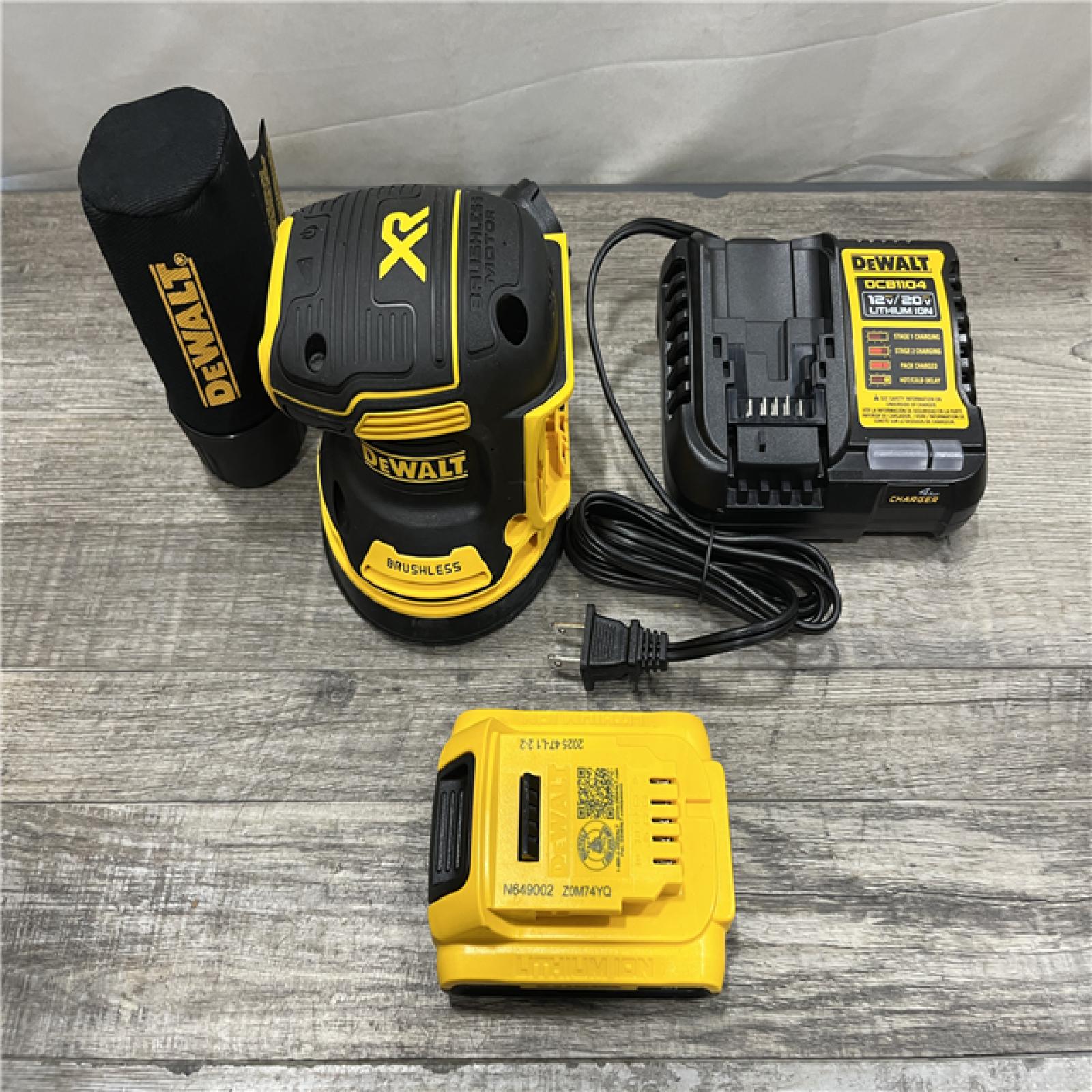 AS-IS DEWALT 20V MAX XR Cordless Brushless 5 in. Random Orbital Sander Kit