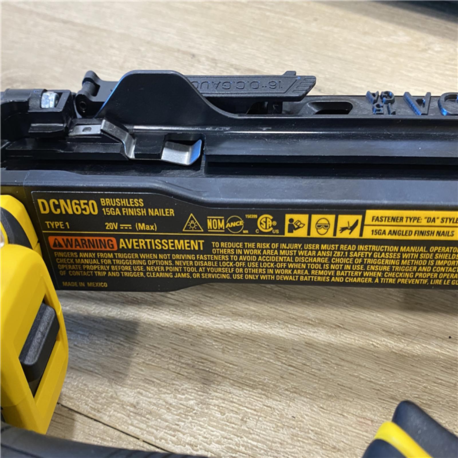 AS-IS DEWALT 20V MAX XR Lithium-Ion Cordless 2-1/2 in. 15-Gauge Finish Nailer Kit