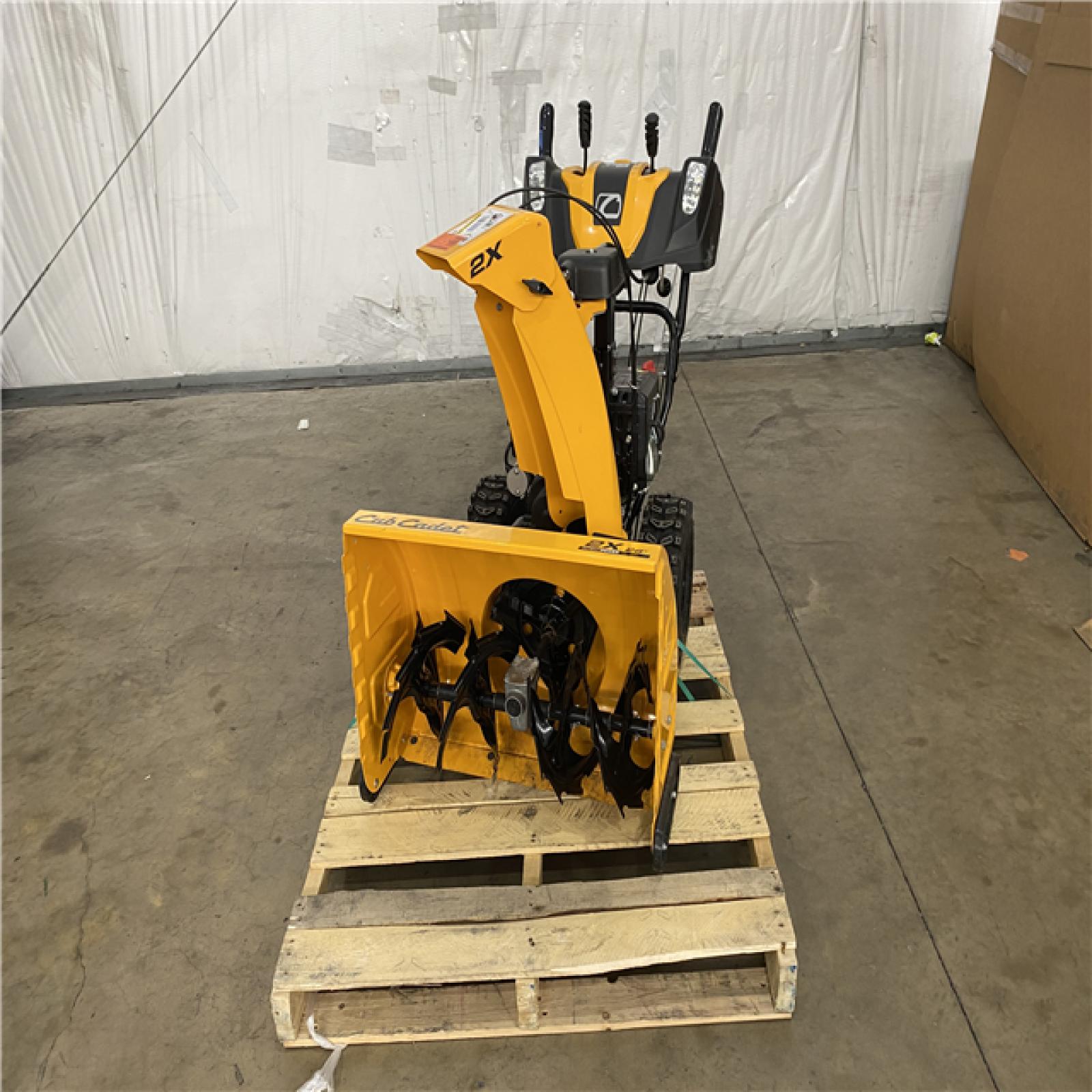 Houston Location AS IS - Cub Caddet 26in Snow Blower