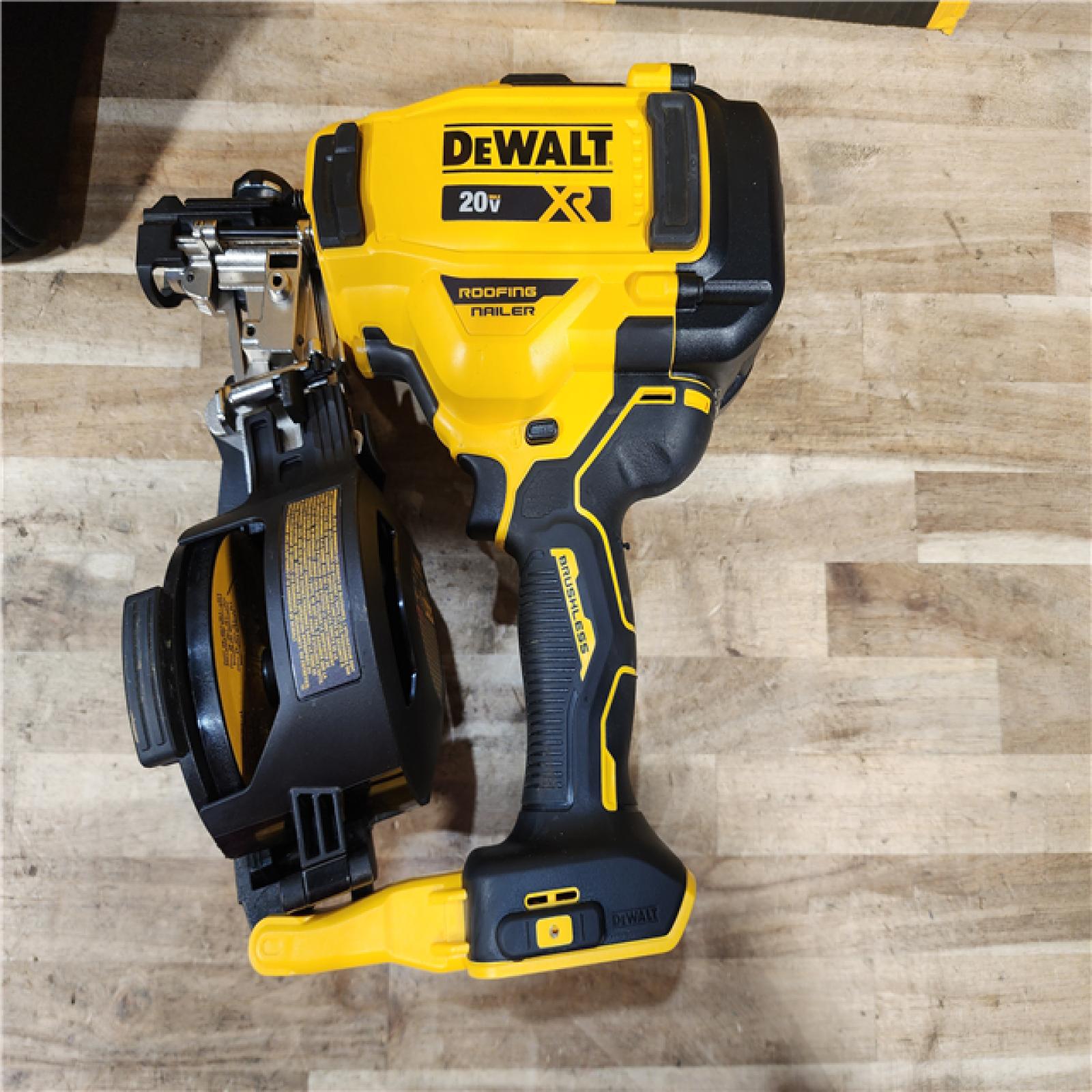 HOUSTON LOCATION - AS-IS DEWALT 20V MAX Lithium-Ion 15-Degree Electric Cordless Roofing Nailer Kit