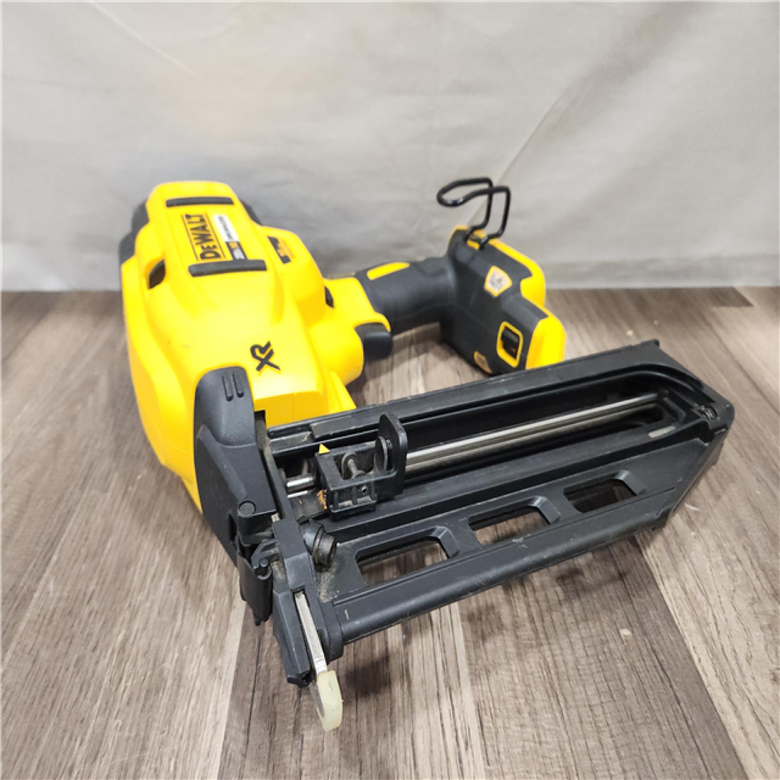 AS-IS- DeWalt 20V MAX XR Lithium-Ion Cordless 18-Gauge Brad Nailer (Tool Only)