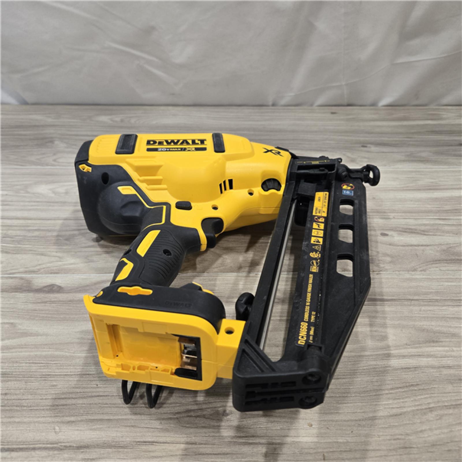 AS-IS DeWalt 20V 16 Gauge Cordless Angled Finish Nailer Kit
