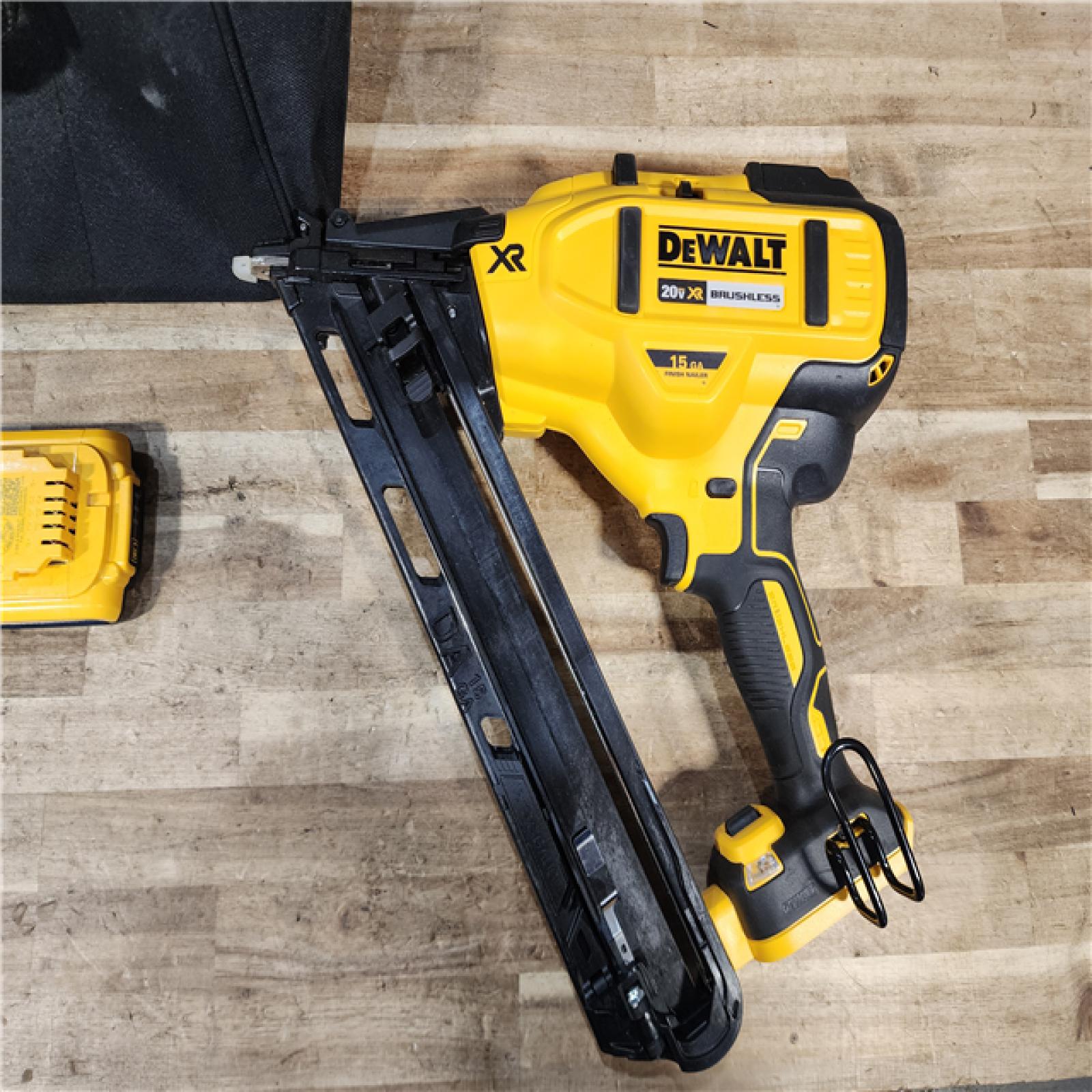 HOUSTON LOCATION - AS - IS DEWALT 20V MAX XR Lithium-Ion Cordless 2-1/2 in. 15-Gauge Finish Nailer Kit