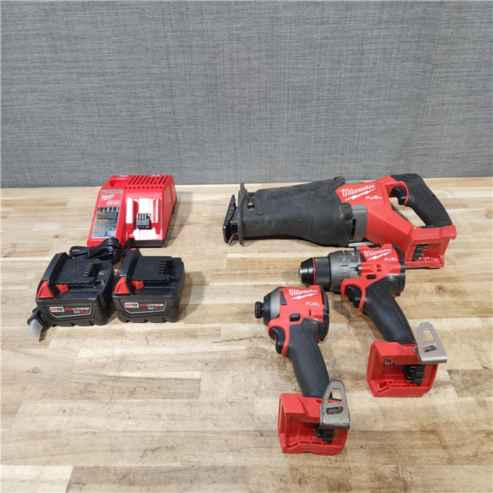 HOUSTON LOCATION - AS-IS MILWAUKEE 3 TOOL COMBO KIT W/ (2) BATTERY & CHARGER