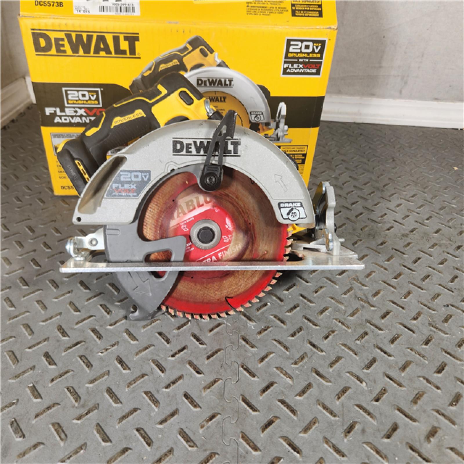 Houston Location - As-Is Dewalt 20V MAX 7-1/4 Brushless Cordless Circular Saw with Flexvolt Advantage Bare Tool Only