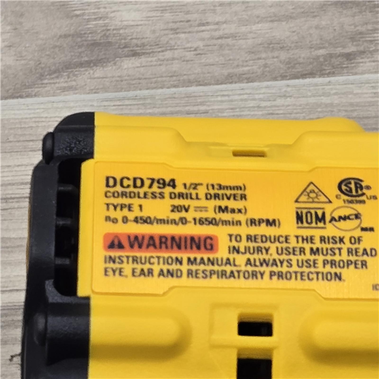 AS-IS DEWALT ATOMIC COMPACT SERIES 20V MAX* Cordless 1/2 Drill/Driver Kit