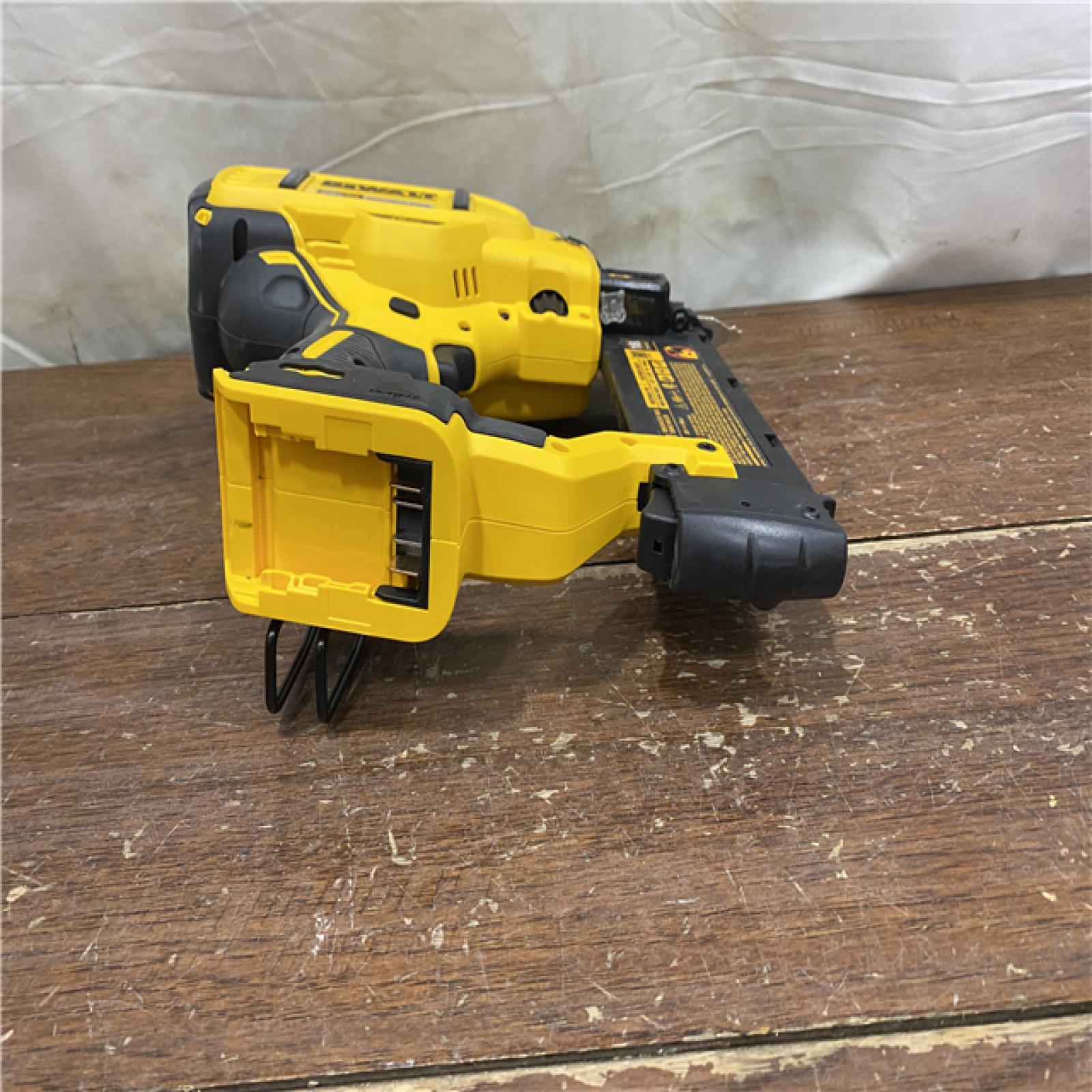 AS-IS DEWALT 20V MAX XR 18 Gauge Brad Nailer Kit
