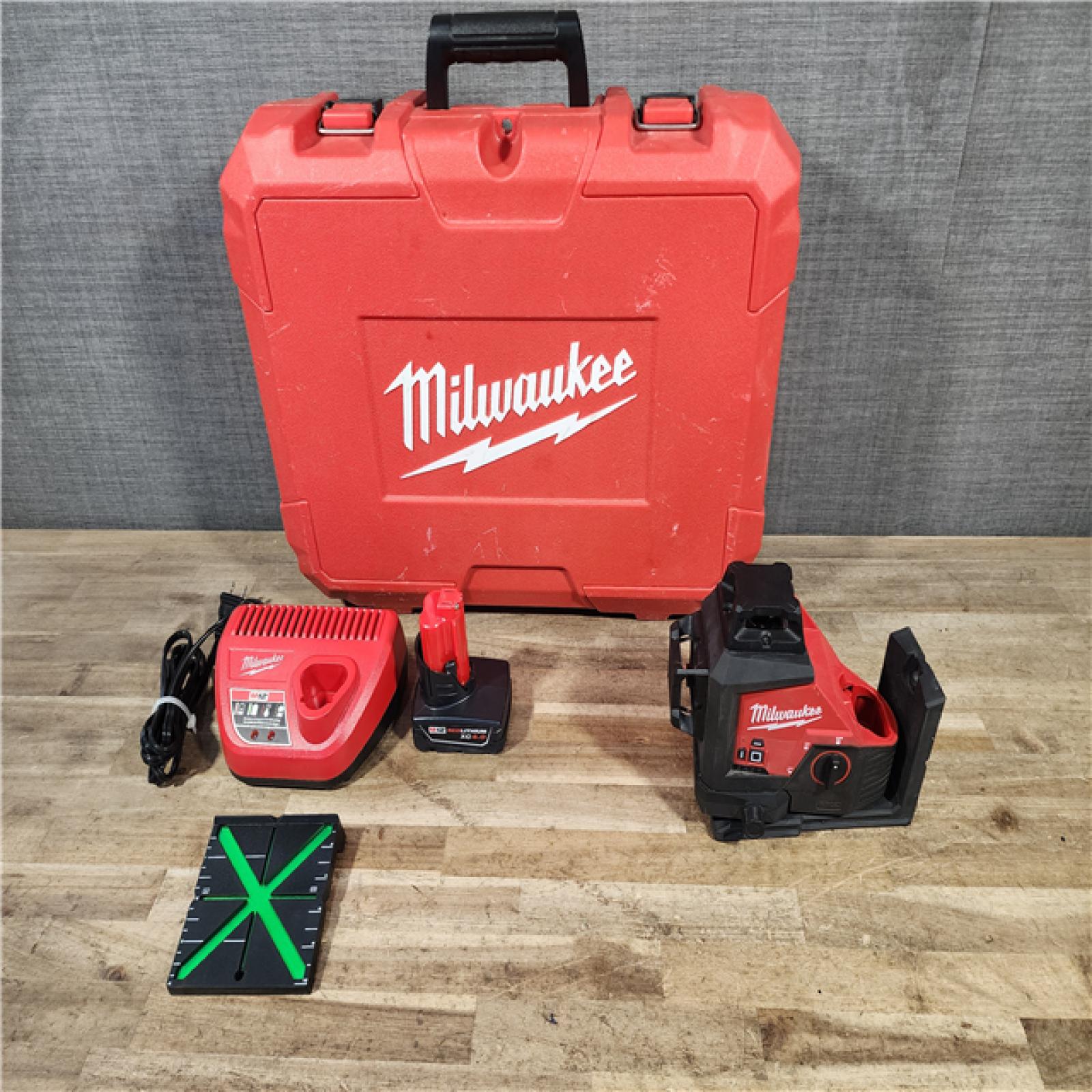 HOUSTON LOCATION - AS-IS Milwaukee  12-Volt Lithium-Ion Cordless Green 250 ft. 3-Plane Laser Level Kit