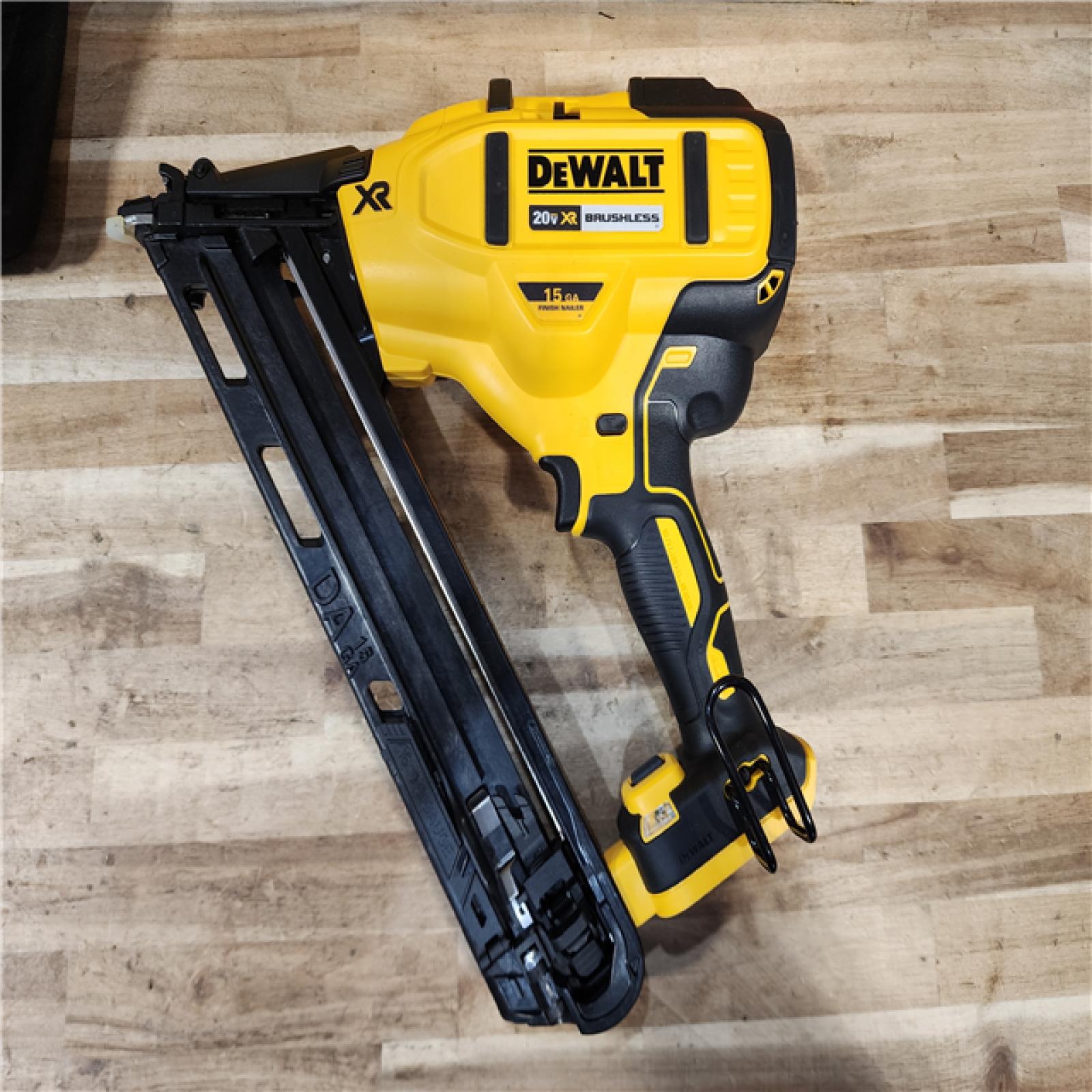 HOUSTON LOCATION - AS-IS DEWALT 20V MAX XR Lithium-Ion Cordless 2-1/2 in. 15-Gauge Finish Nailer Kit