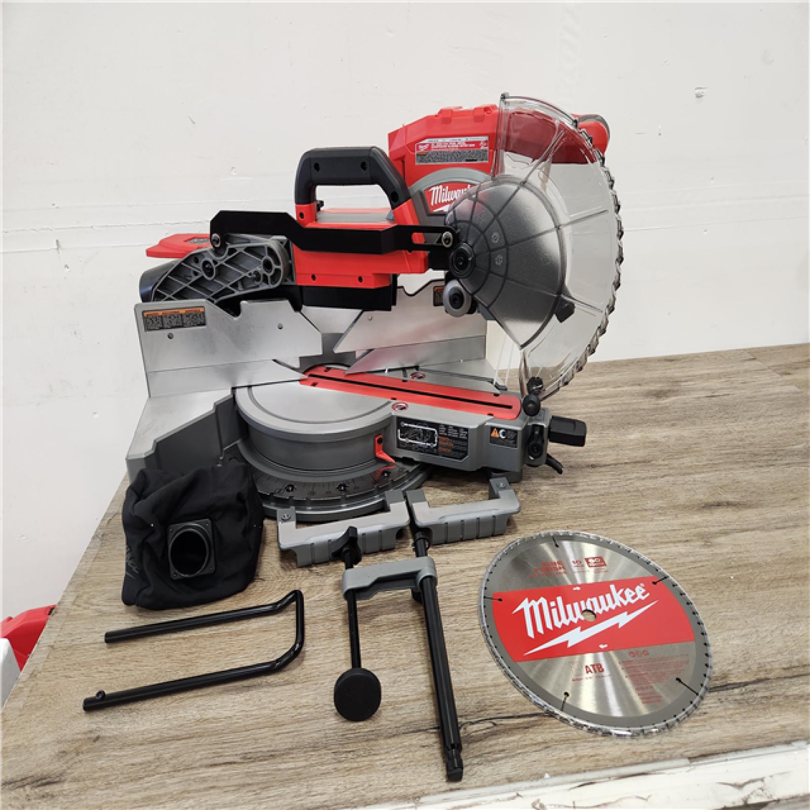 Phoenix Location LIKE NEW Milwaukee M18 FUEL 18V Lithium-Ion Brushless Cordless 10 in. Dual Bevel Sliding Compound Miter Saw (Tool-Only)