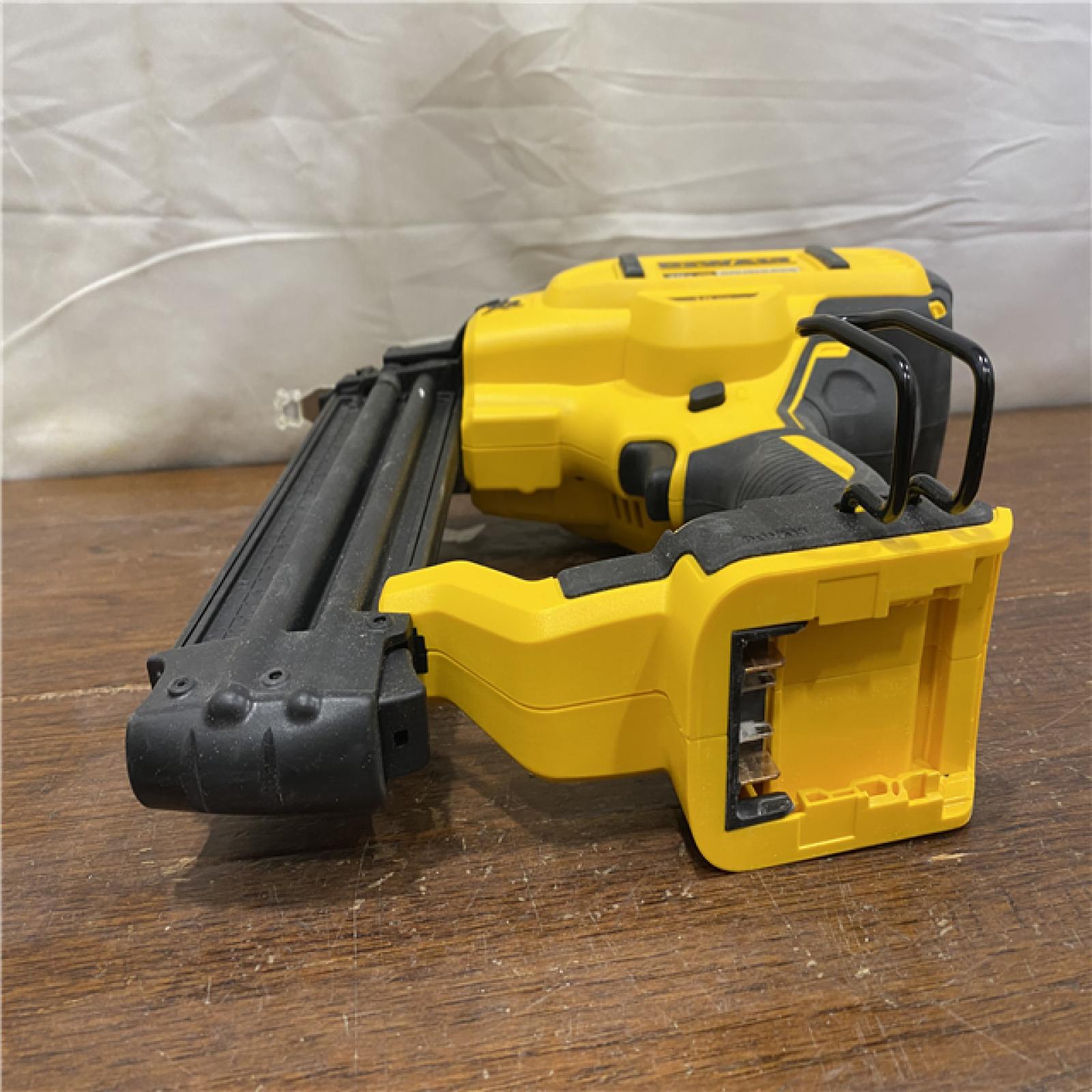 AS-IS DEWALT 20V MAX XR 18 Gauge Brad Nailer Kit